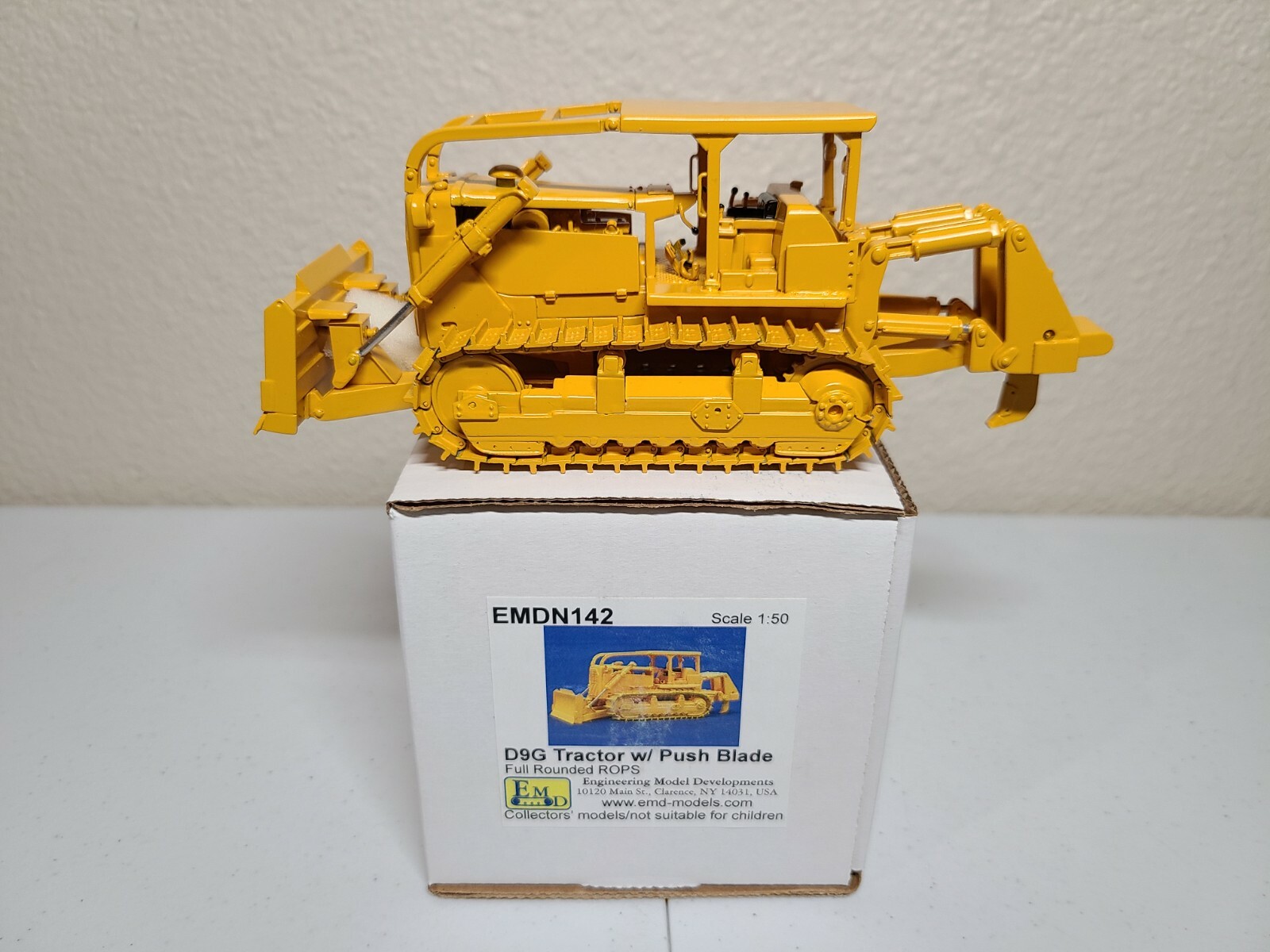 Caterpillar Cat D9G with Push Blade and Rounded ROPS – EMD 1:50 Scale #N142 New