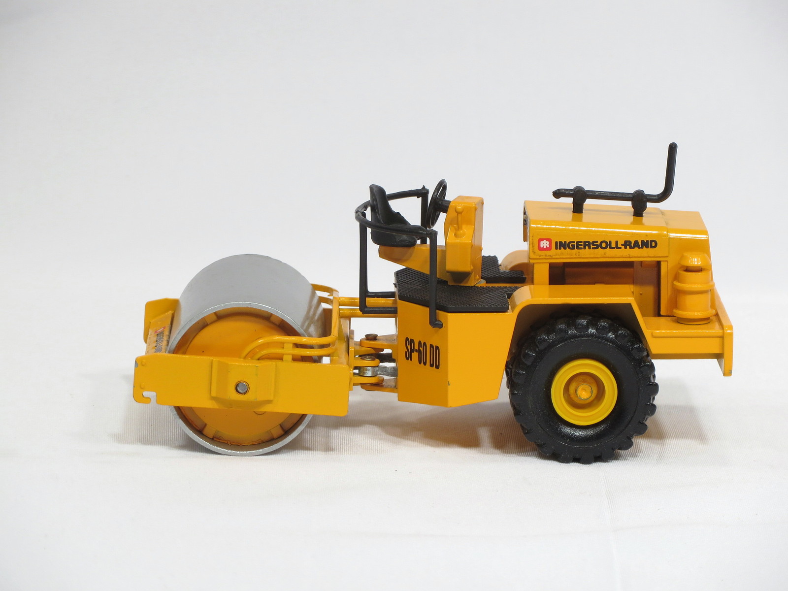 Ingersoll Rand SP60DD Roller – 1/50 – NZG #157 – N.MIB