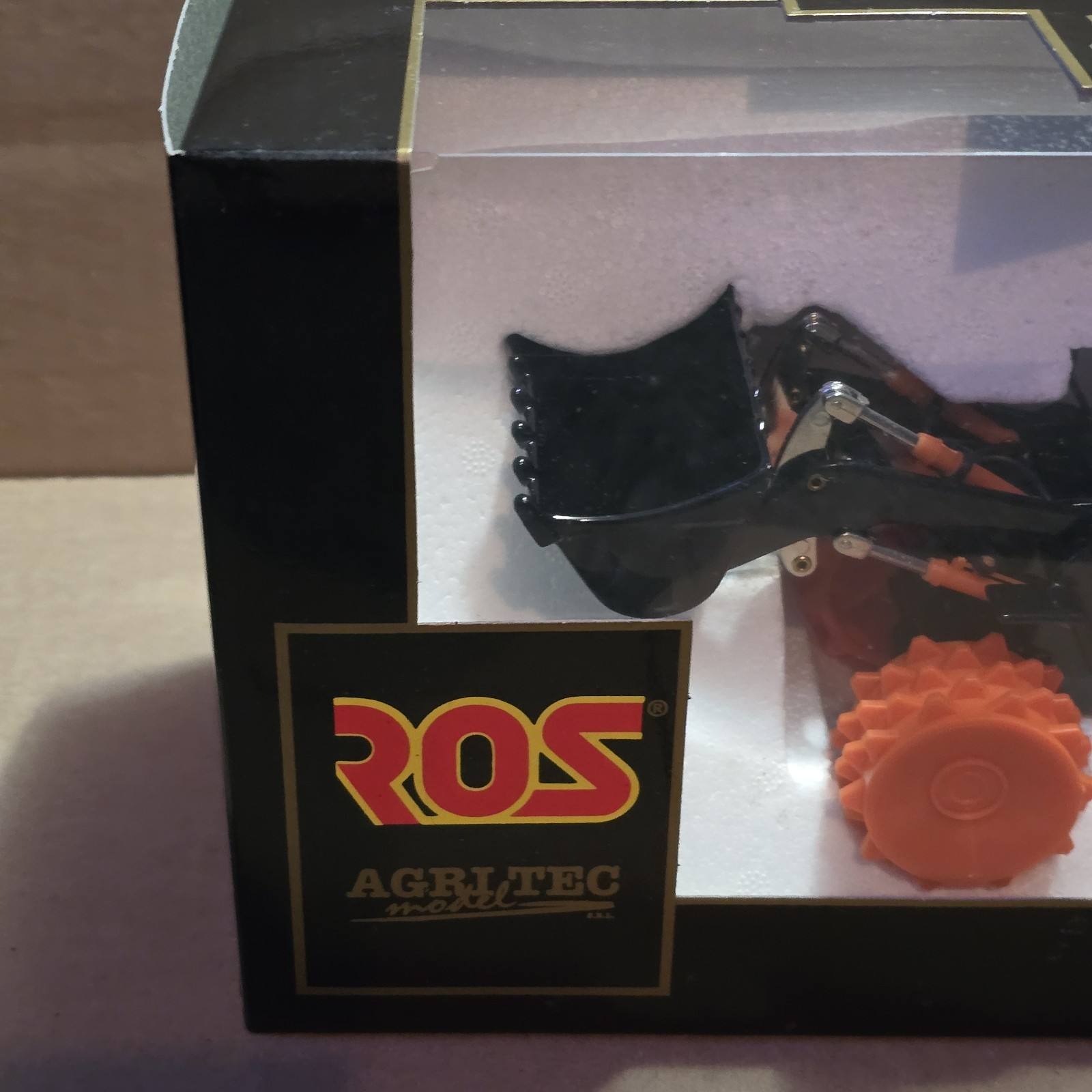 ROS 000612 FIAT-HITACHI LOADER 1:32 SCALE N.I.B.