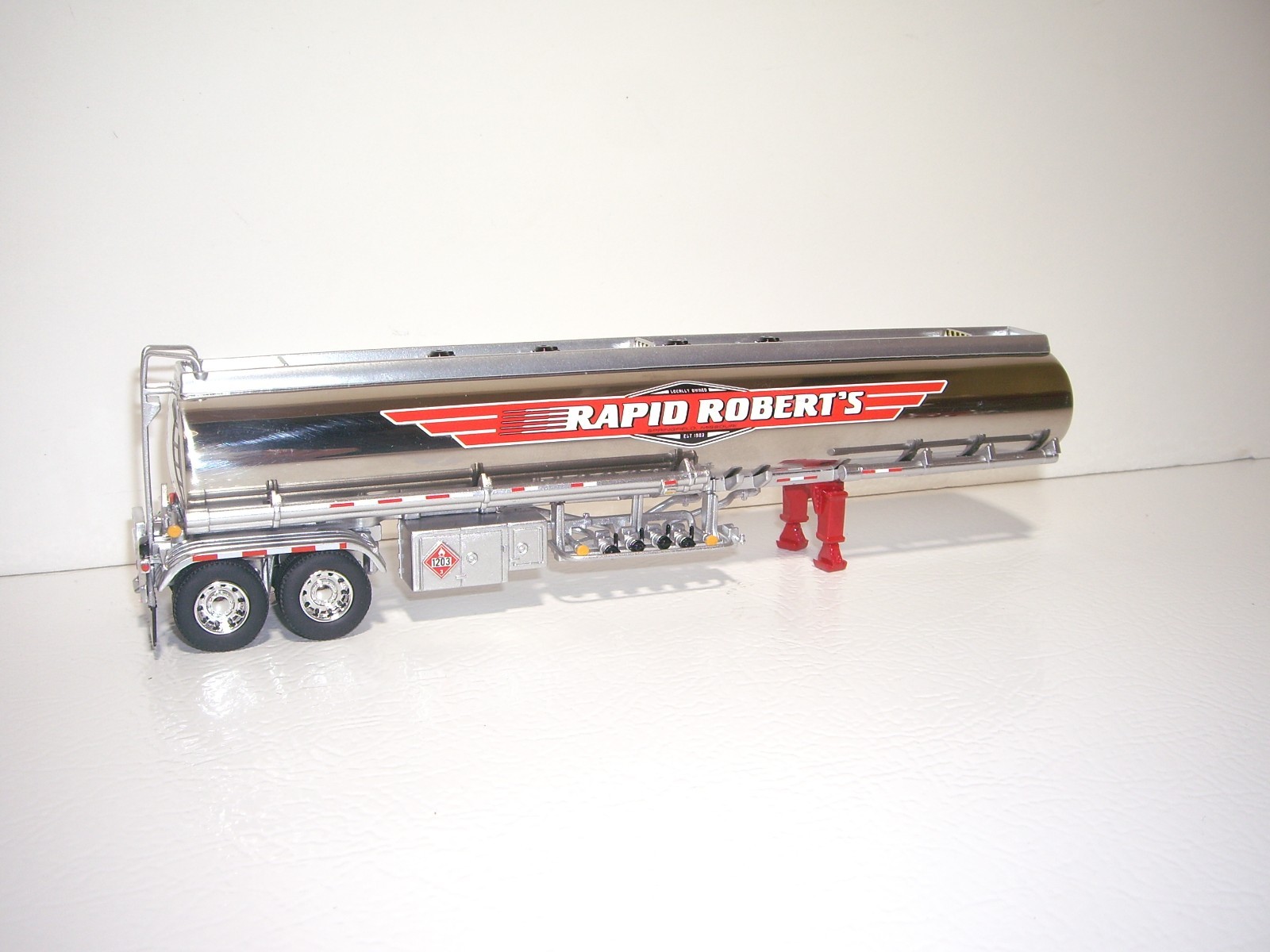 DCP FIRST GEAR 1/64 RAPID ROBERTS PETE 389 WITH 63″ SLEEPER AND HEIL FUEL TANKER