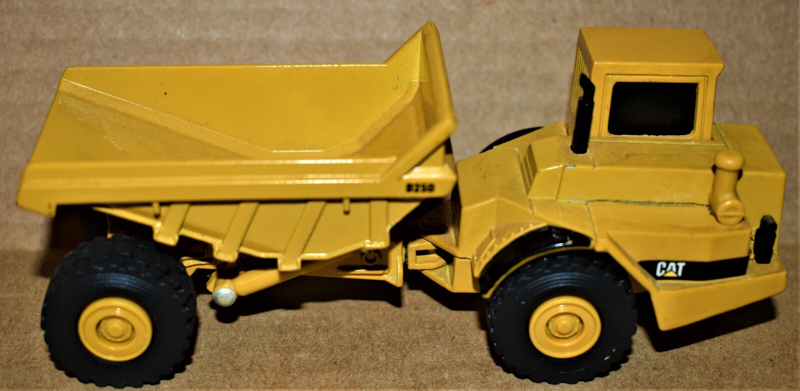Caterpillar D25D Articulating Dump Truck 1/64 Diecast Cat Brand Pre-owned no box
