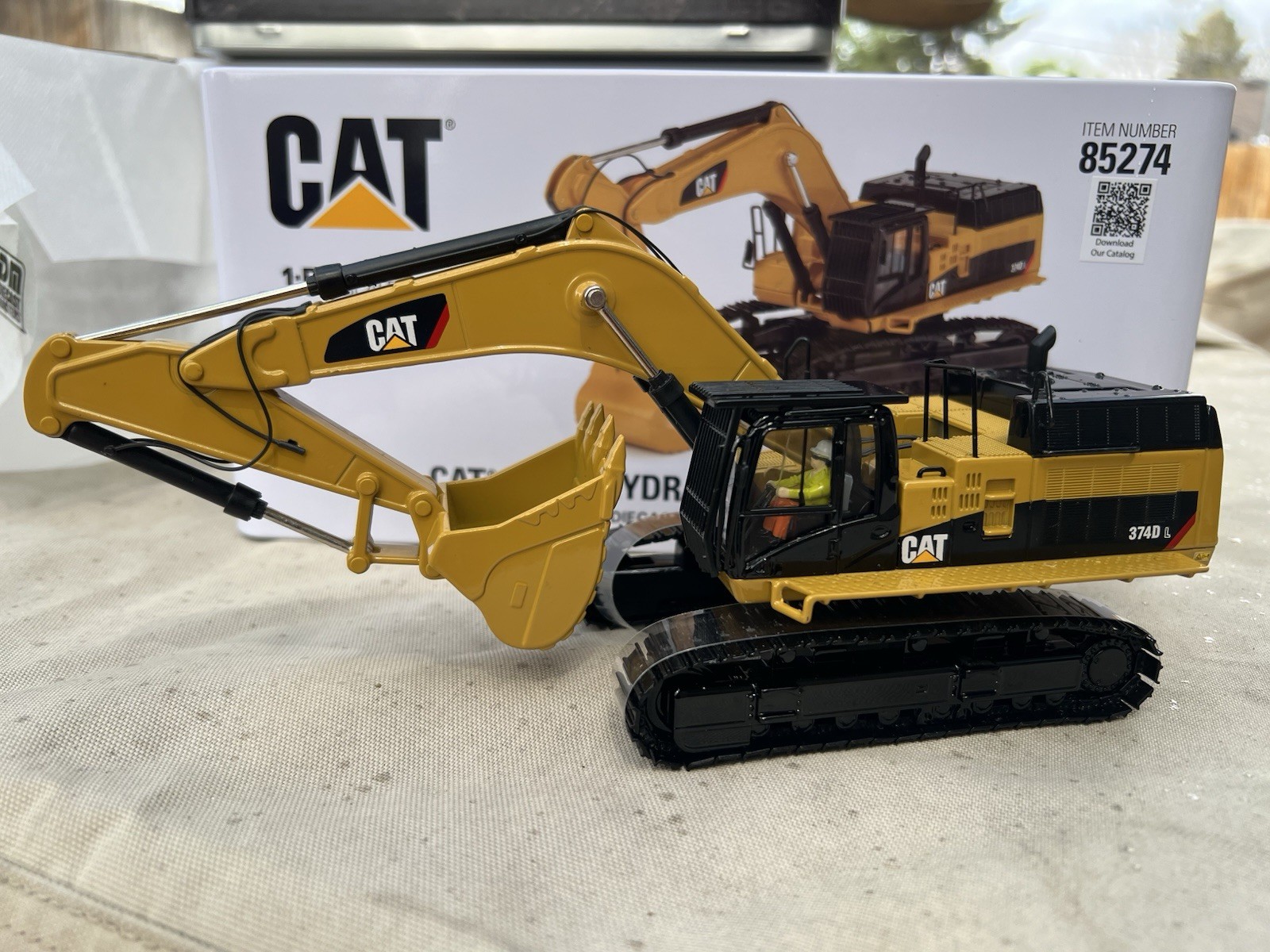 1/50 Caterpillar CAT 374D L Hydraulic Excavator Diecast Masters 85274