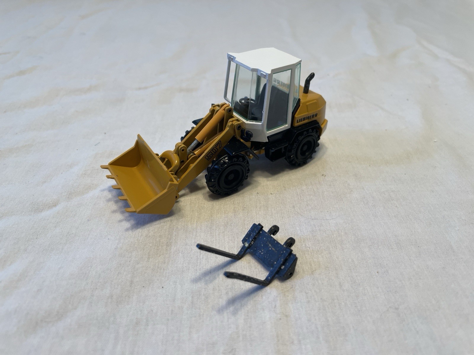 Conrad No. 2883 Liebherr Wheel Loader L 507 With Forks