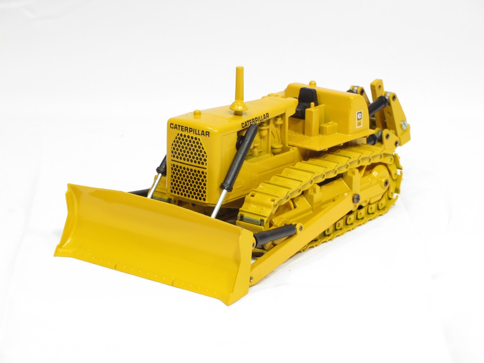 Caterpillar D9G Dozer – 1/50 – Conrad #2874 – “LIMITED EDITION” – Metal Tracks