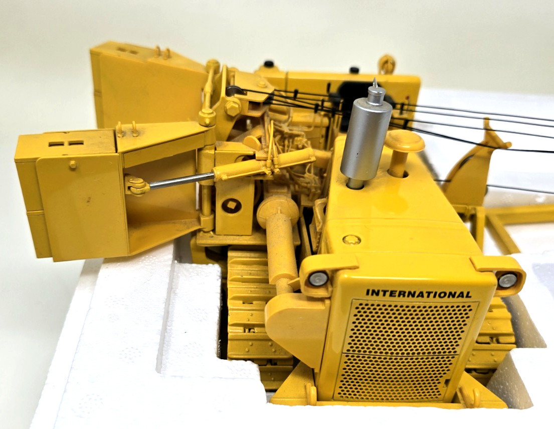 International Harvester TD-25 Crawler w/ Side Boom & Counter Weights 1:25 scale