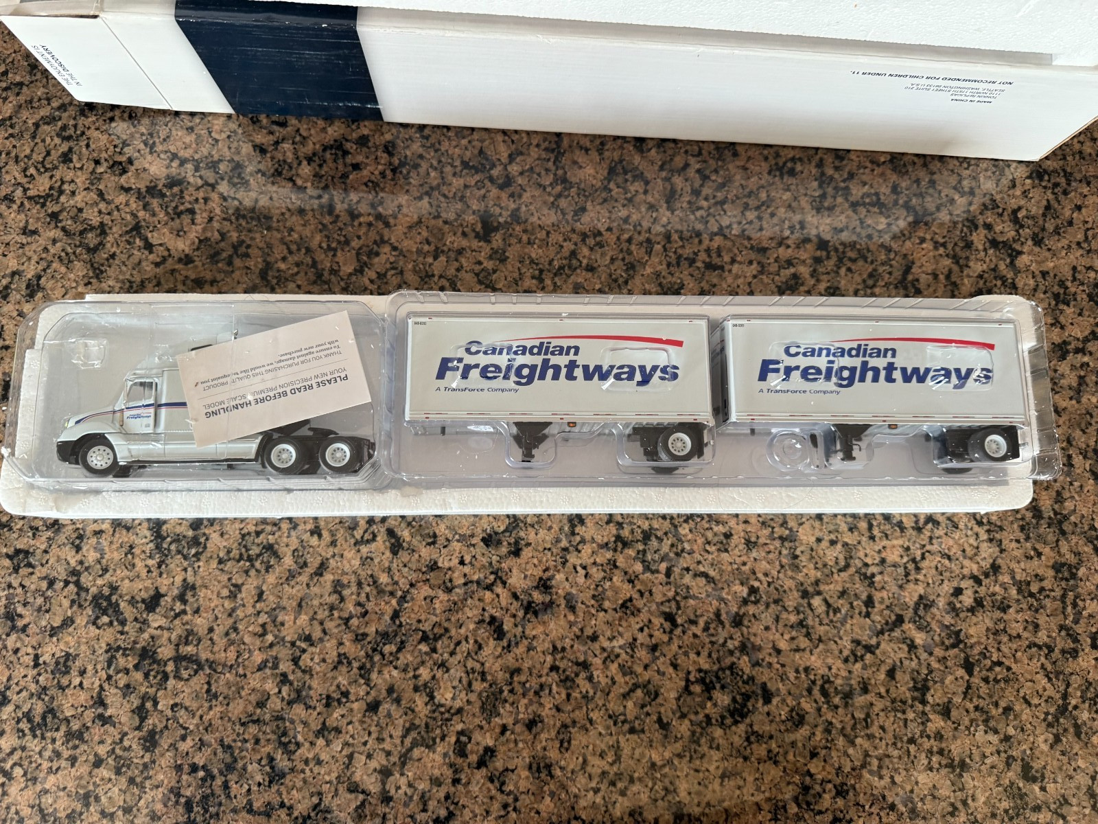 1/53 TONKIN FREIGHTLINER COLUMBIA CANADIAN FREIGHTWAYS 28FT DOUBLES
