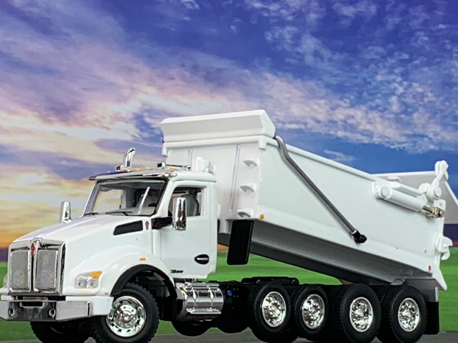 1/64 DCP KENWORTH T880 ROGUE DUMP AND TRANSFER TRAILER
