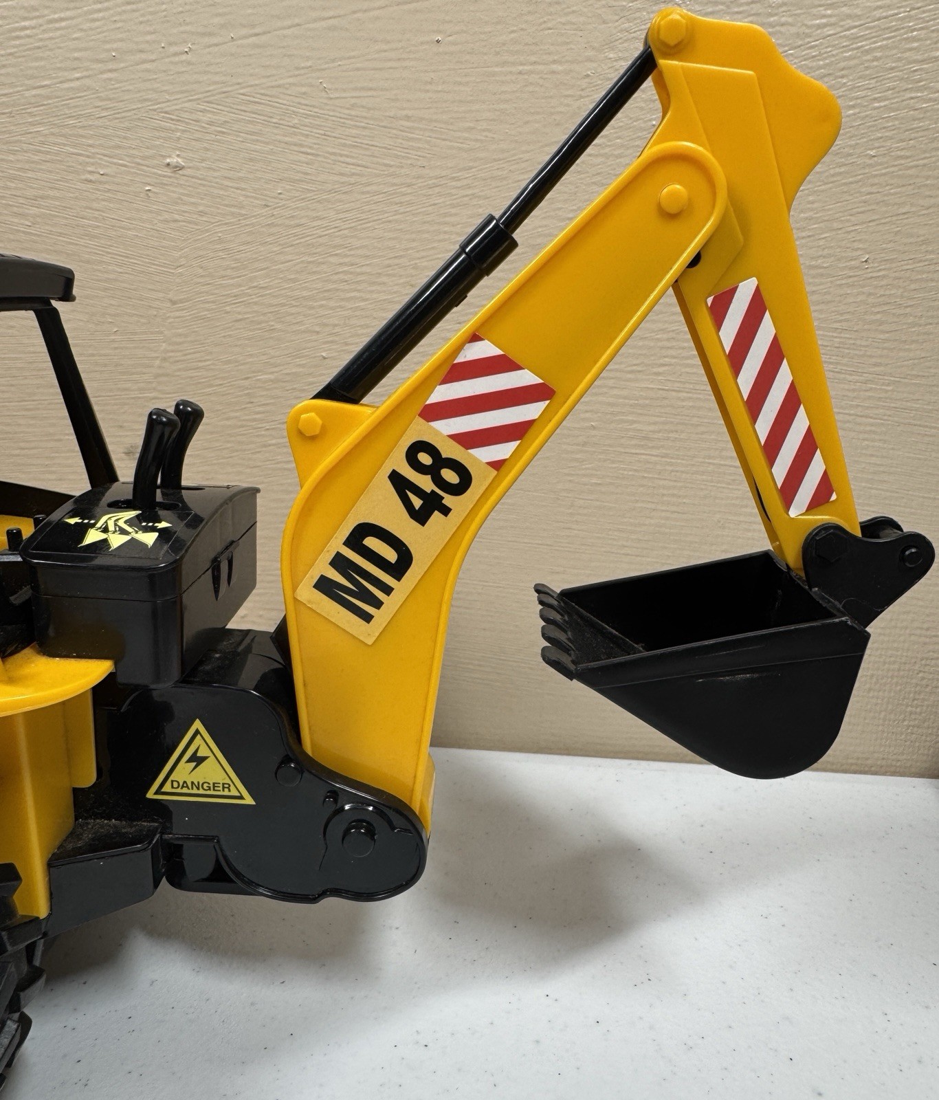 🍀 MD48 Yellow Black Backhoe Loader Construction Toy Vehicle with Working Arms