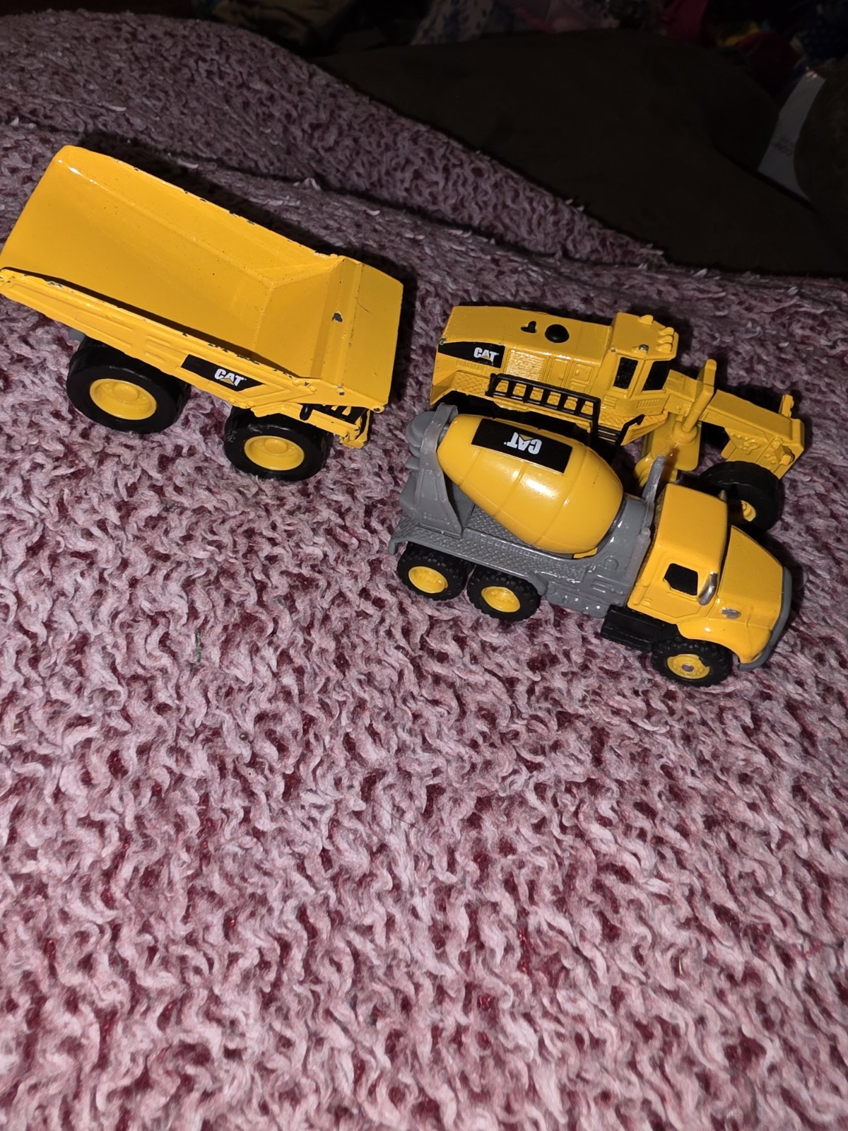 CAT 1:64 CAT Construction Diecast Metal Vehicle Lot Dump Truck & Cement Mixer