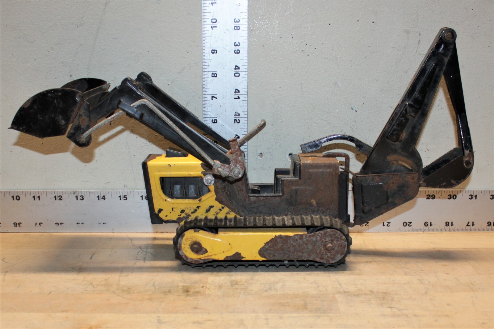 Vintage Tonka T-6 Front End Loader Backhoe Bulldozer Rubber Track Pressed Steel