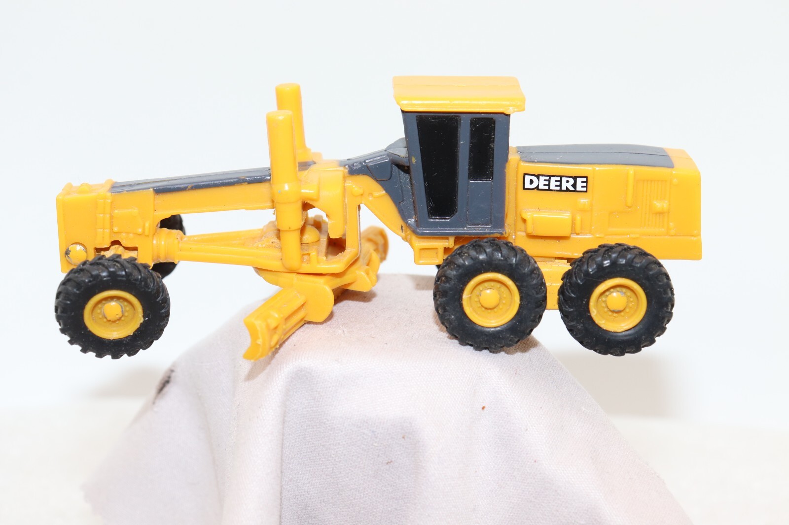 ERTL John Deere 1/87 Scale Road Motor Grader, Diecast/Plastic