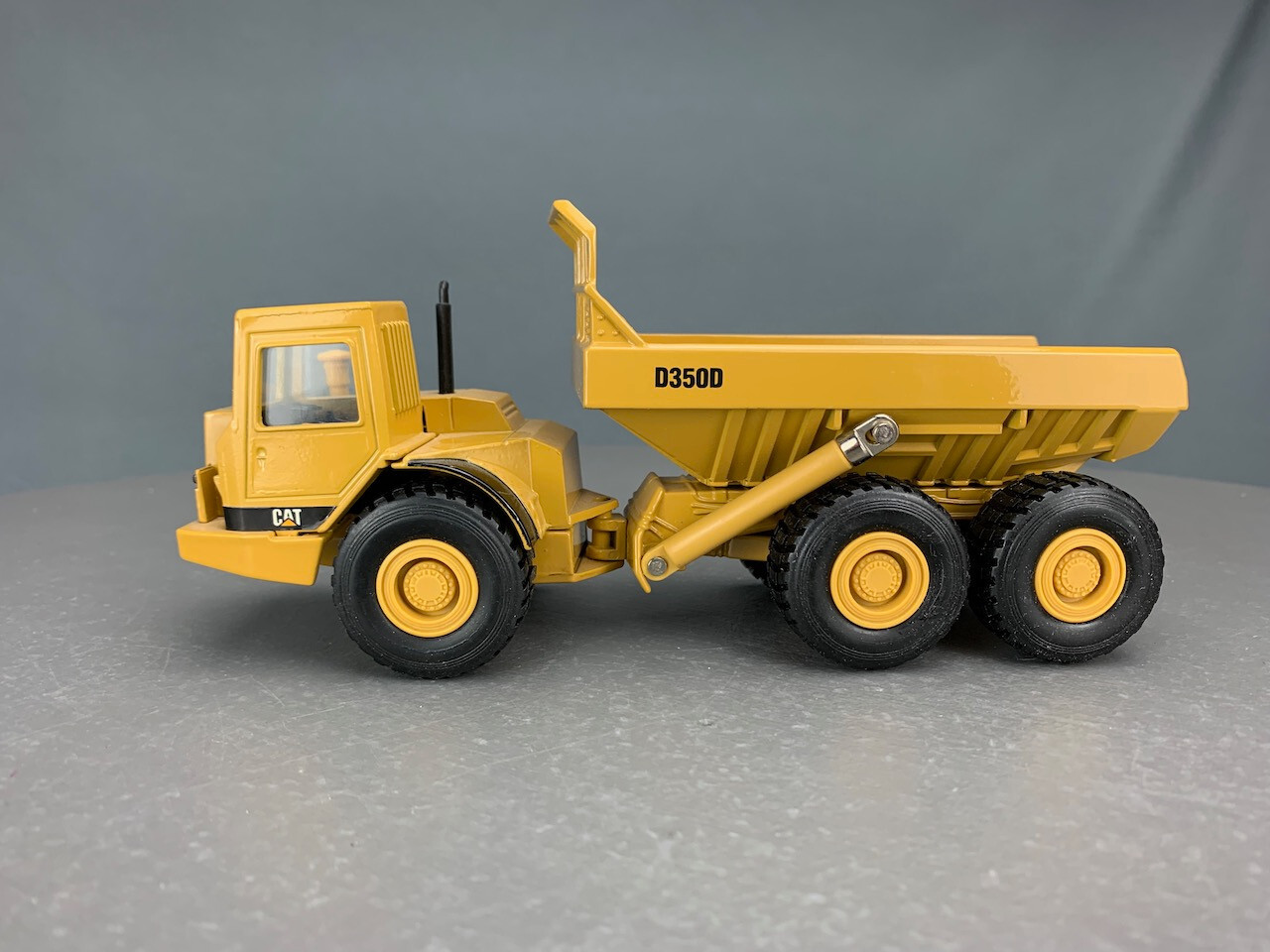 1/50 Ertl 2431 Caterpillar D350D articulated Dump Truck D0221 LZ