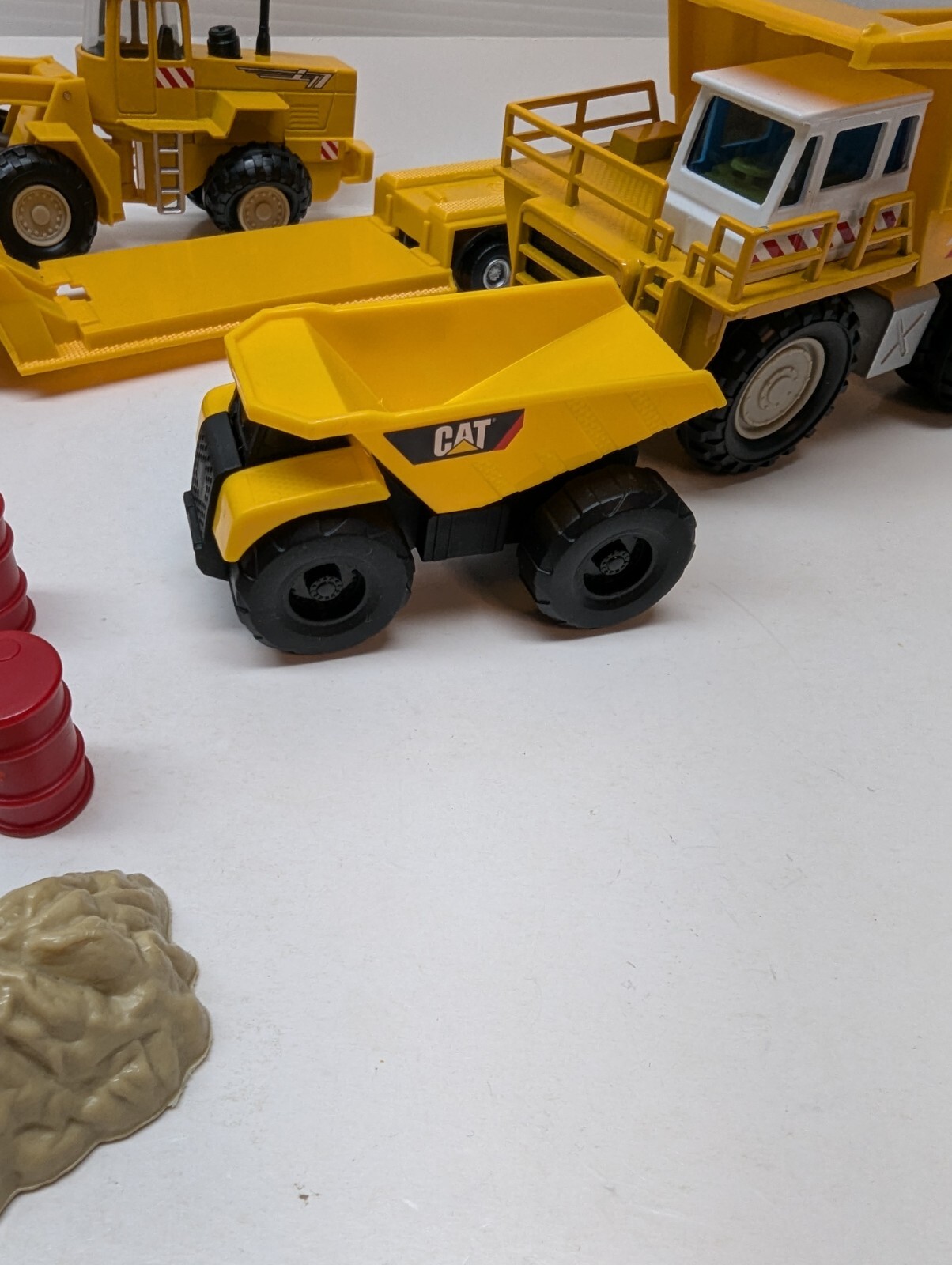 LOT OF 18 Construction Toys Trucks Men at Work Sign Rocks Steel Rolls Toy Set