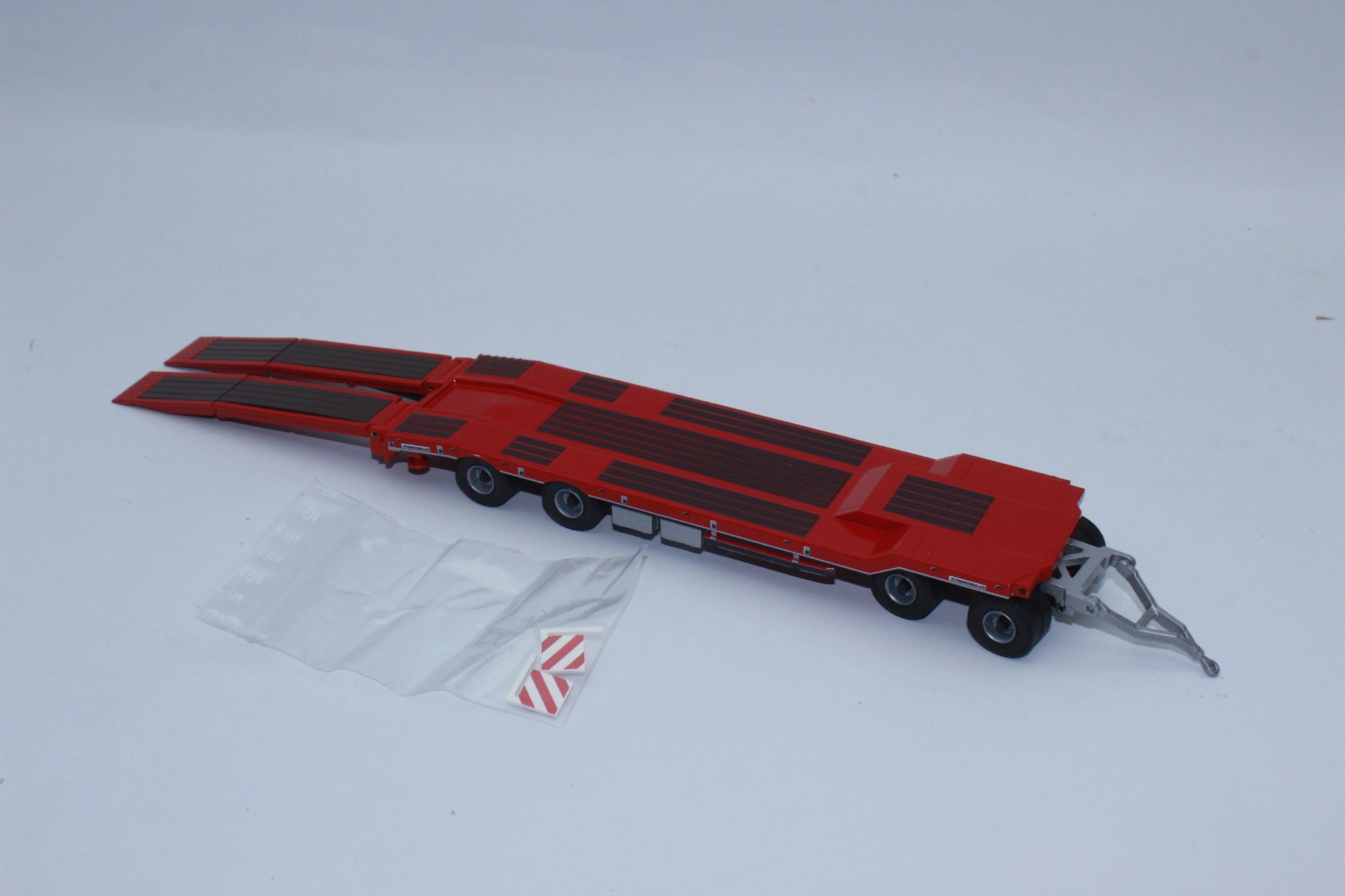 Conrad 98033 0 Schwarzmüller Low Loader 4-Axle Box With Angled Trailer Deck 1:50