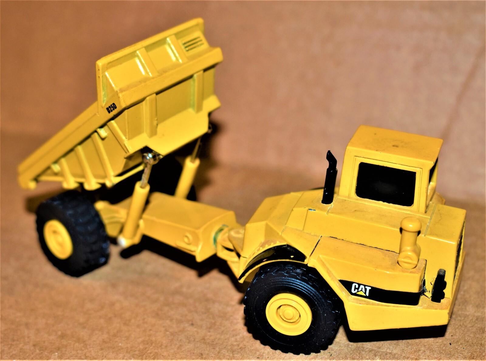 Caterpillar D25D Articulating Dump Truck 1/64 Diecast Cat Brand Pre-owned no box