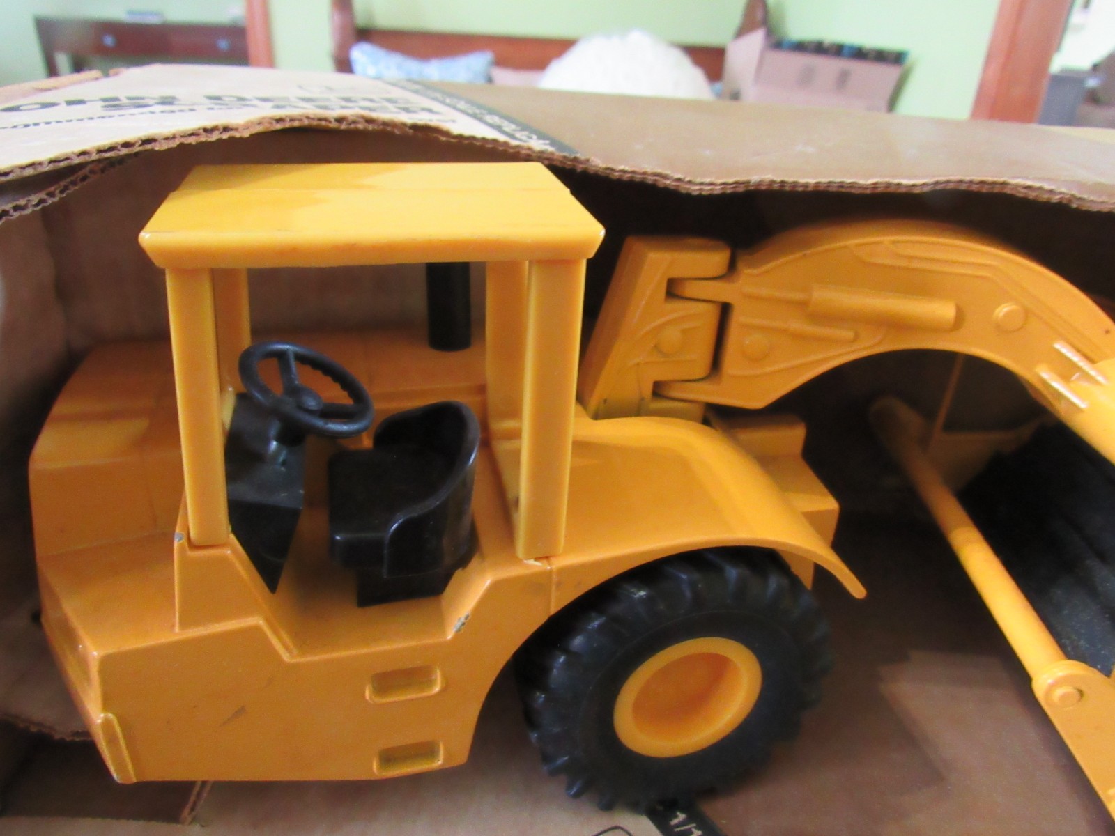 VINTAGE ERTL 1/16 JOHN DEERE #508 SCRAPPER – NIB – NEVER DISPLAYED