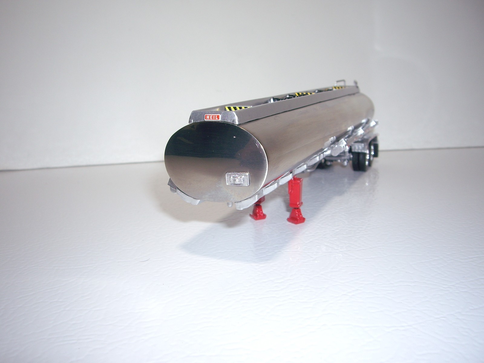 DCP FIRST GEAR 1/64 CHROME WITH RED LANDING GEAR HEIL FUEL TANKER