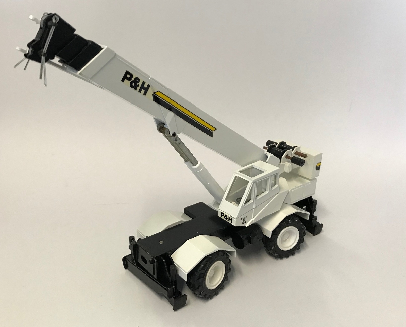 CONRAD – P&H Century II All Terrain Crane White Edition – 1/50 – CON2075/02