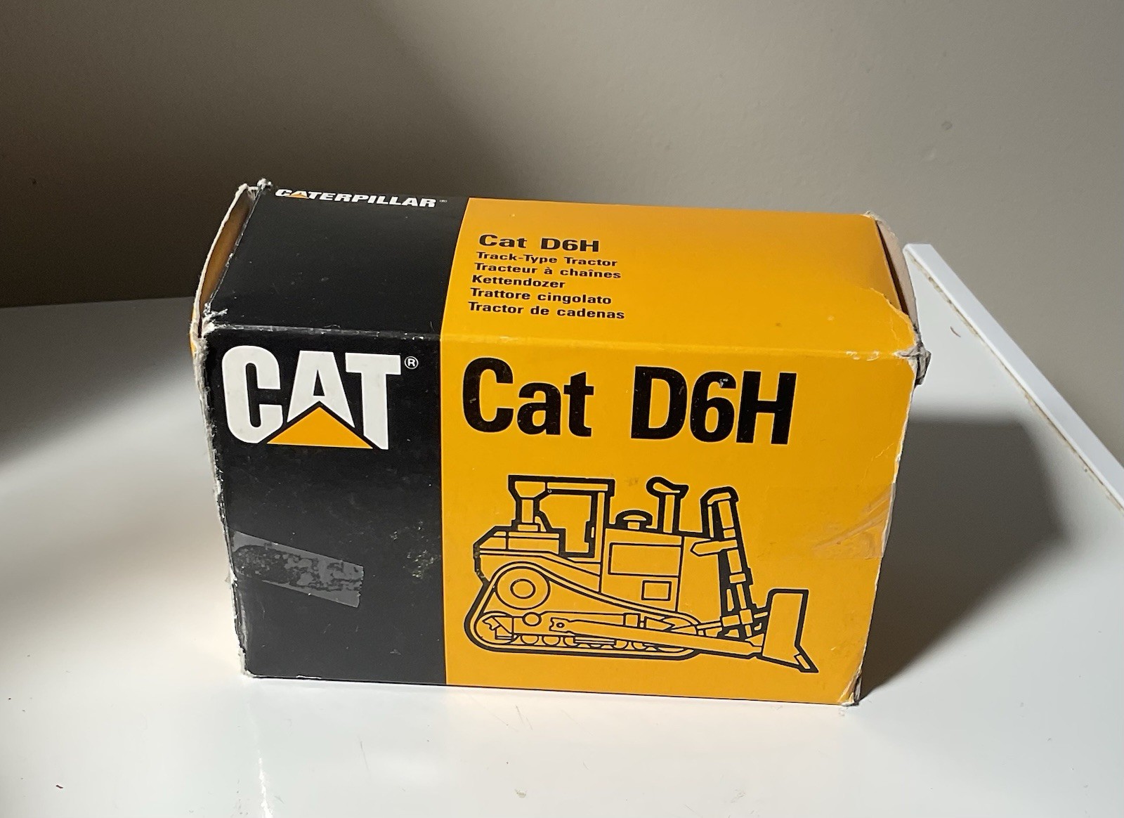 Cat/ Caterpillar D6H Track Type Tractor, Model # 2851 1:50 Scale Diecast