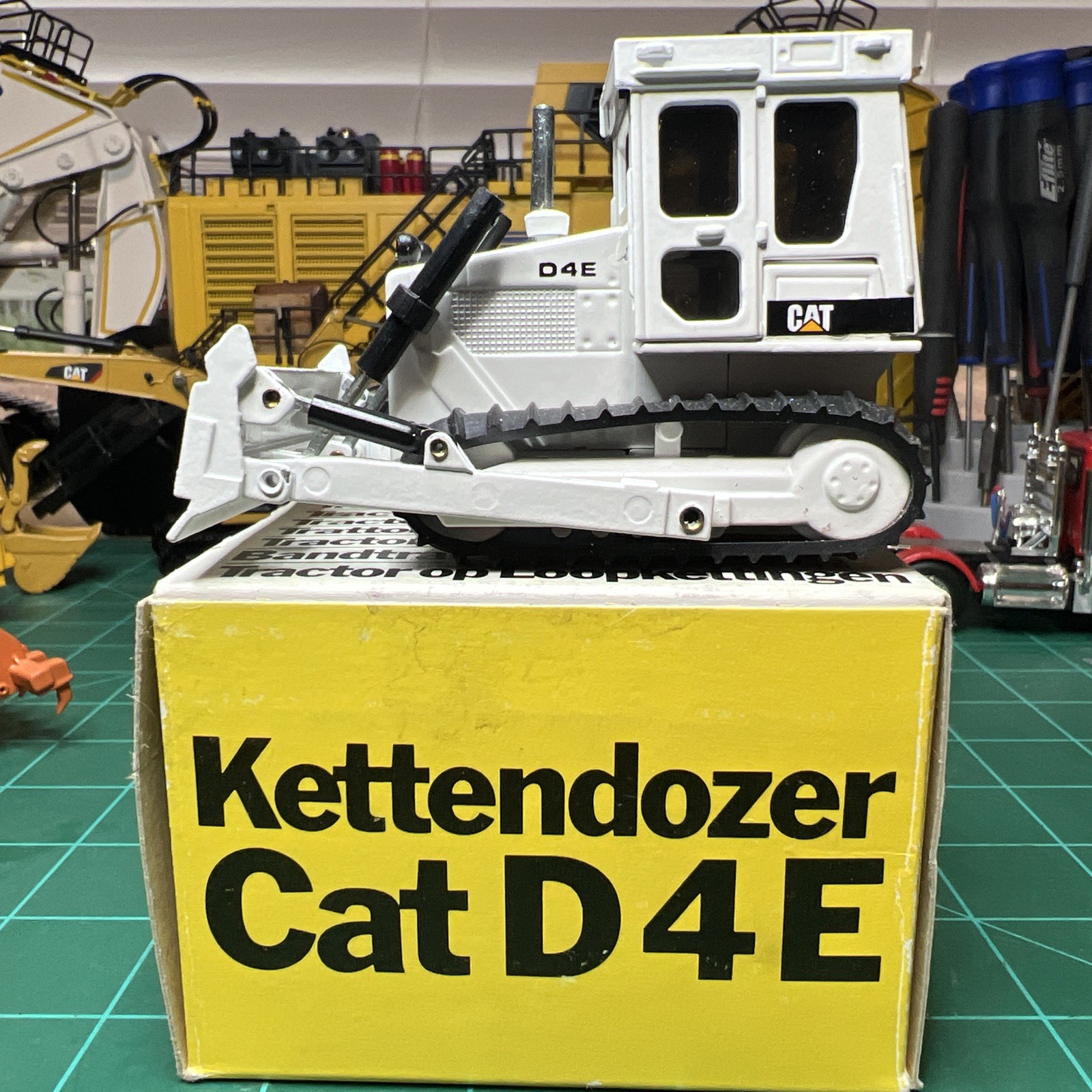 Caterpillar Cat D4E Dozer – NZG 1:50 Scale Diecast #205 White Edition