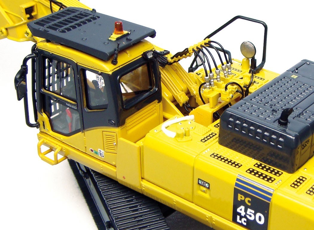 Universal Hobbies 1:50 Komatsu PC450LC Crawler Excavator Short Boom W/Bucket