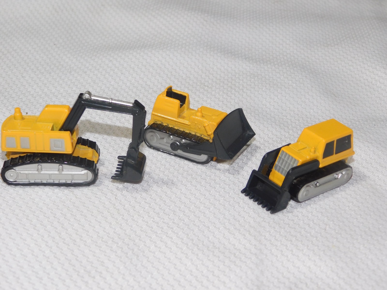 HO 1 EXCAVATOR & 2 Small Heavy Duty Bulldozer in Yellow & Black