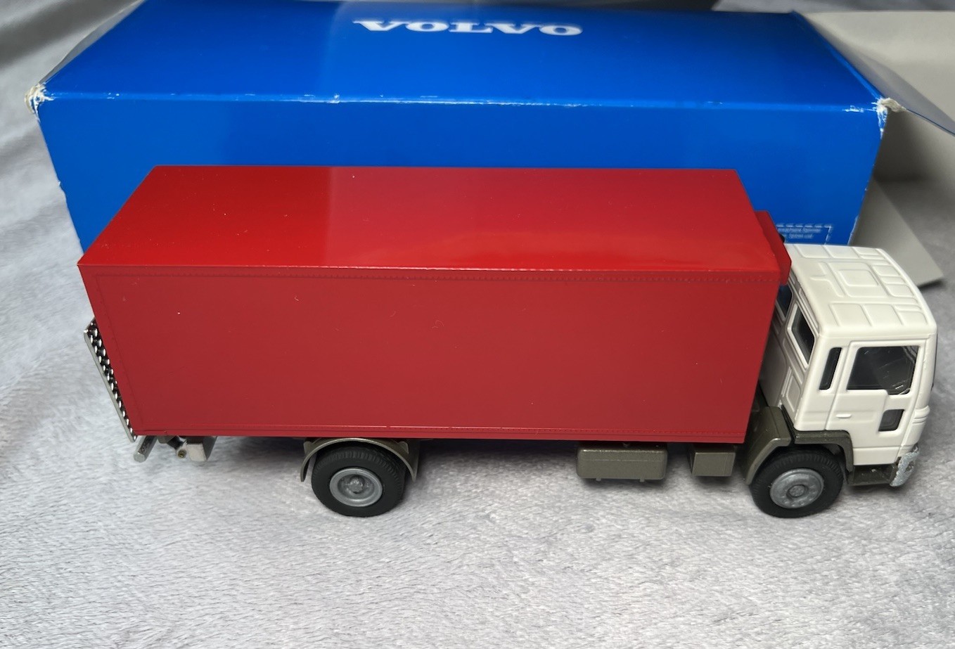 Conrad 280930 Volvo FL6 Intercooler Van Body 1:50 Scale