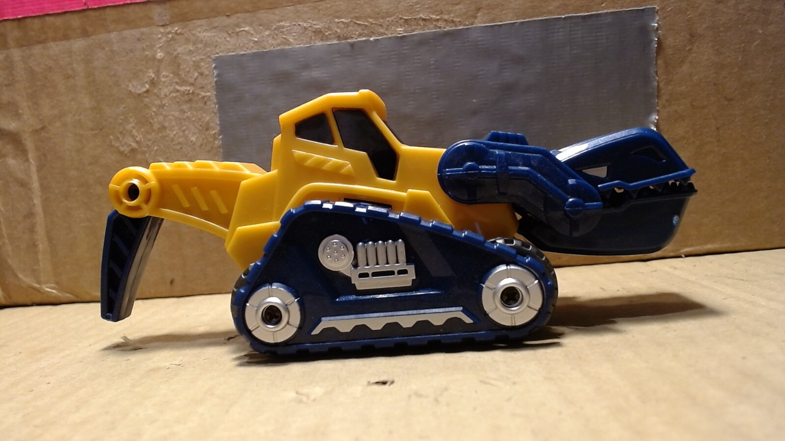 Unbranded Yellow/Blue Construction Vehicle 6″ Long
