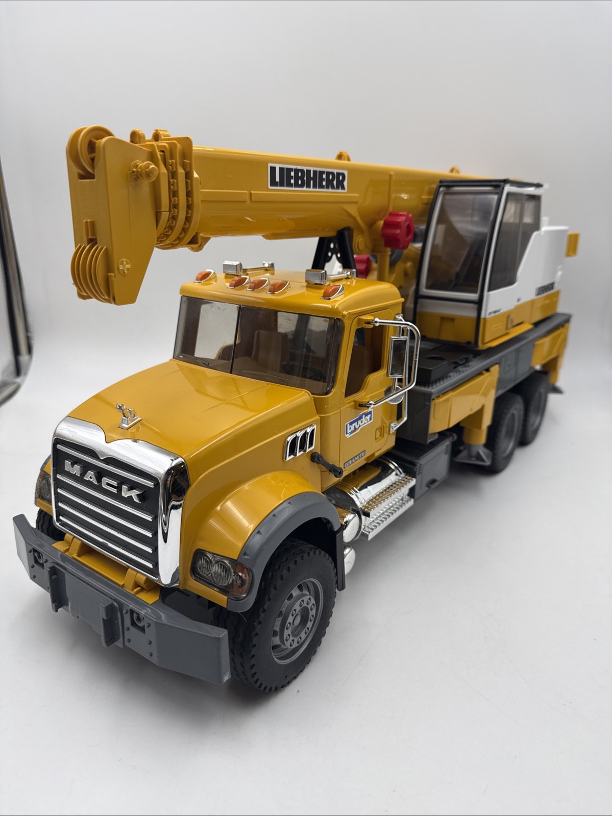 Bruder Mack Granite Liebherr Crane Truck 02818 Yellow 1:16 LTF 1045 Semi-Loader