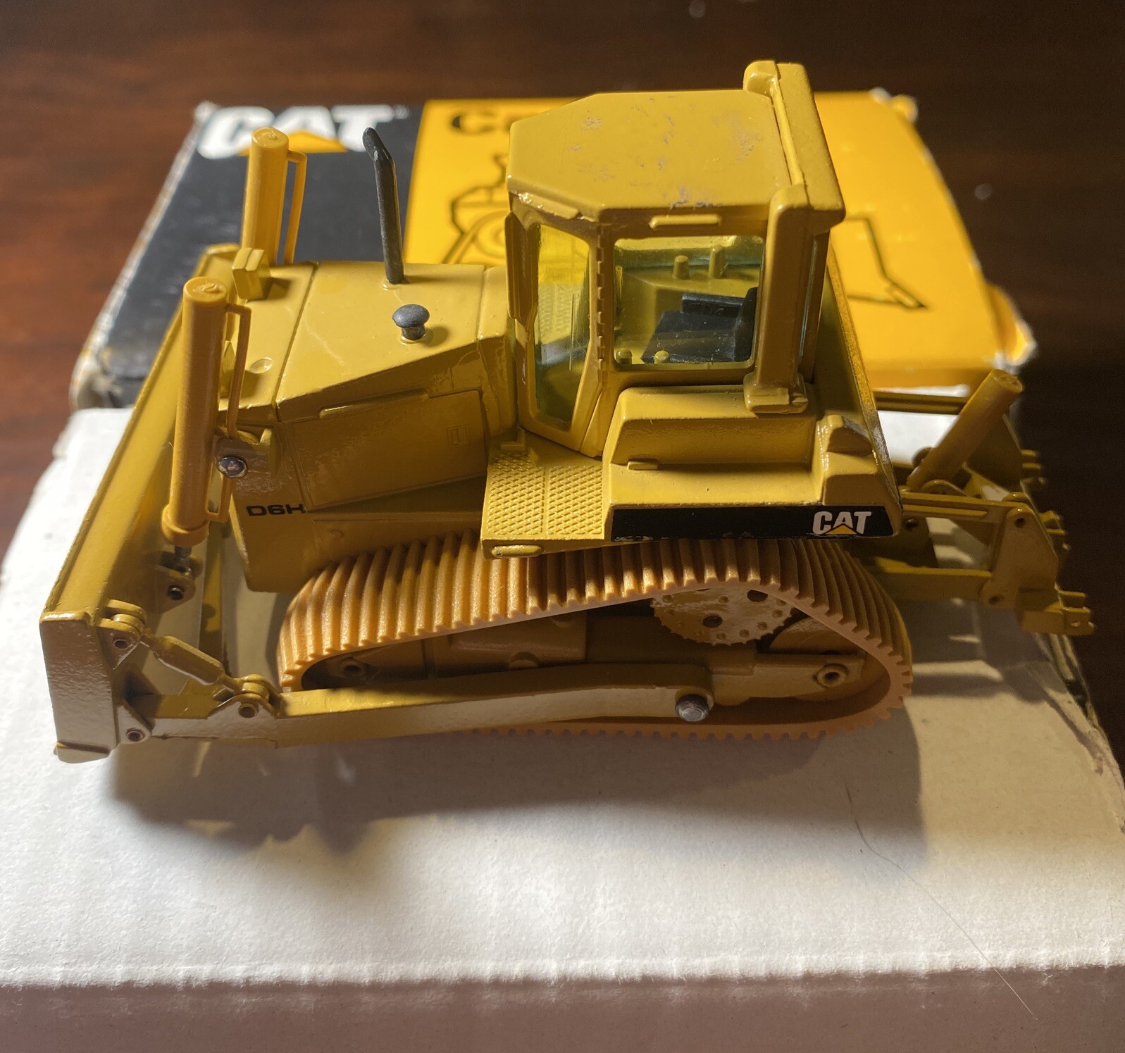 Conrad 1:50 Model No. 2851 Caterpillar D6H (Cat)