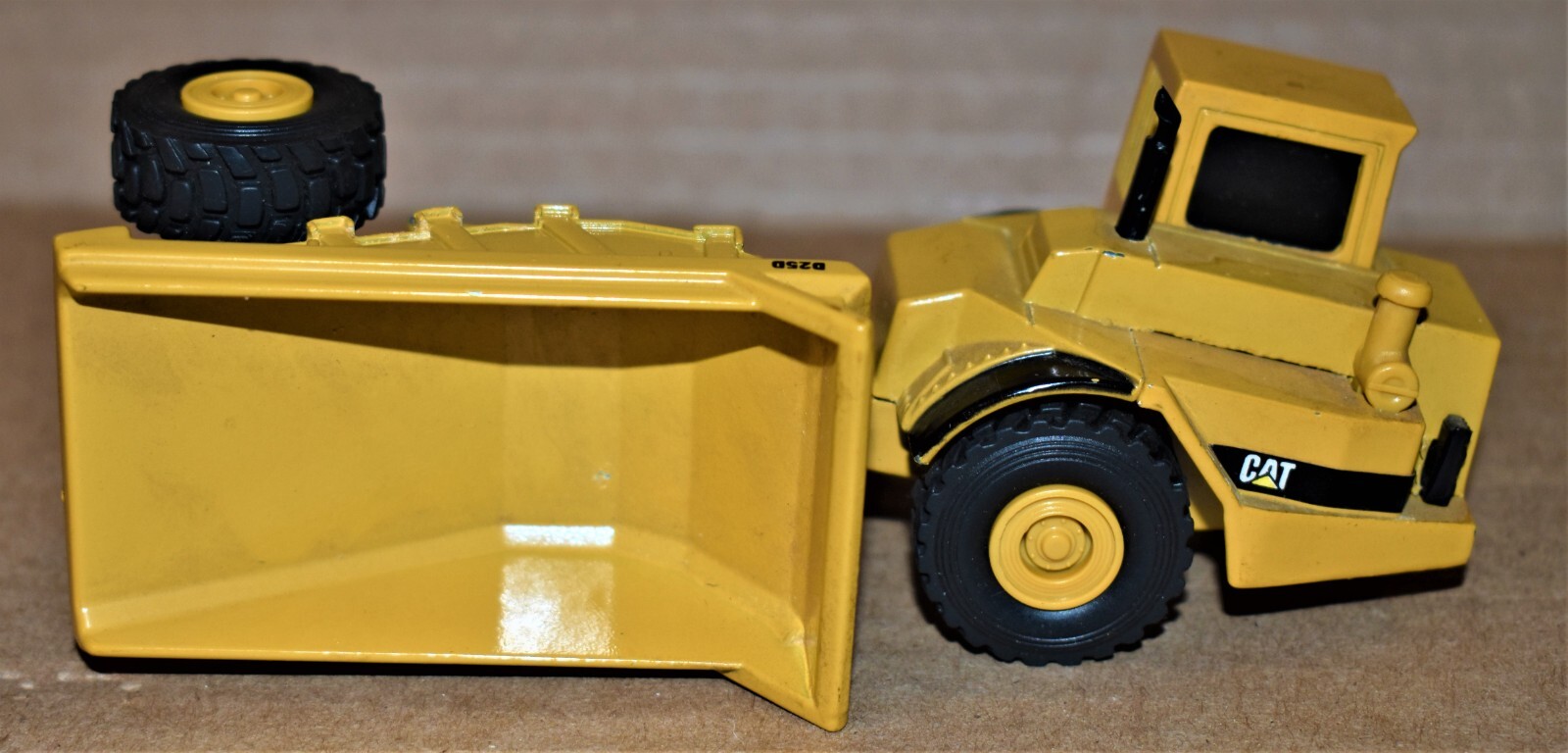 Caterpillar D25D Articulating Dump Truck 1/64 Diecast Cat Brand Pre-owned no box