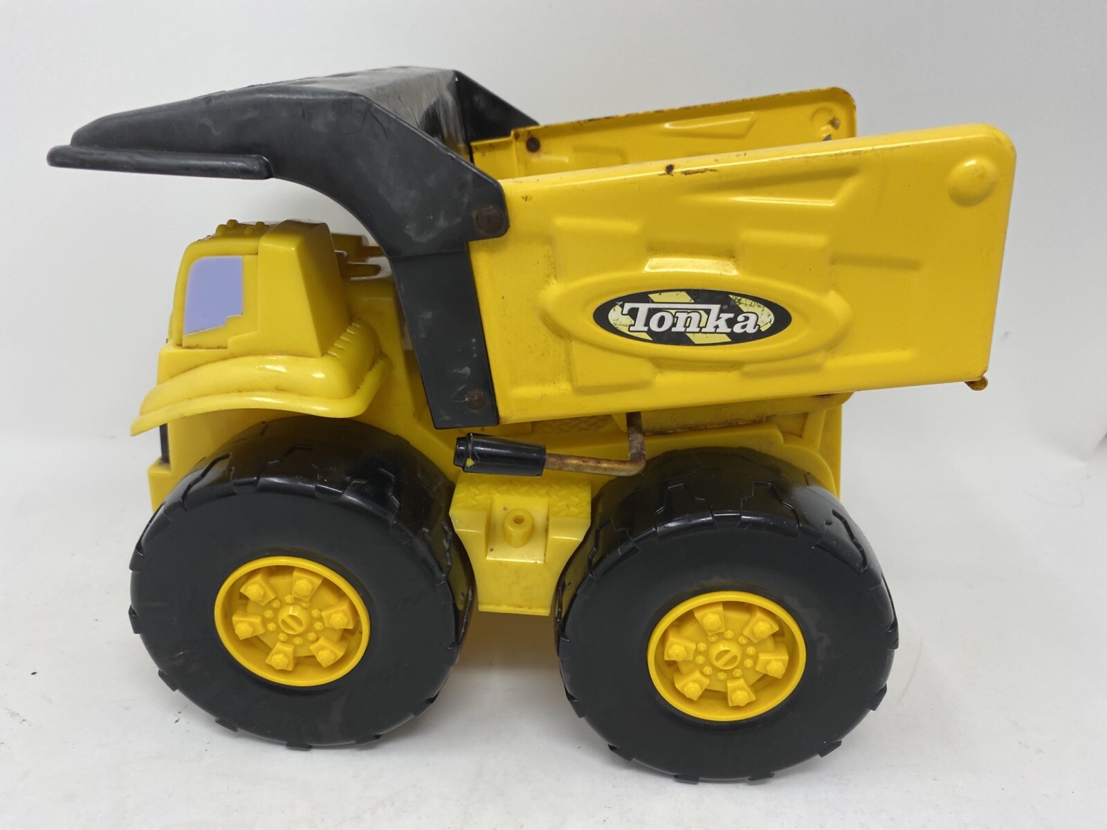 TONKA DUMP TRUCK 2006 HASBRO 9 Inch METAL AND PLASTIC CONSTUCTION