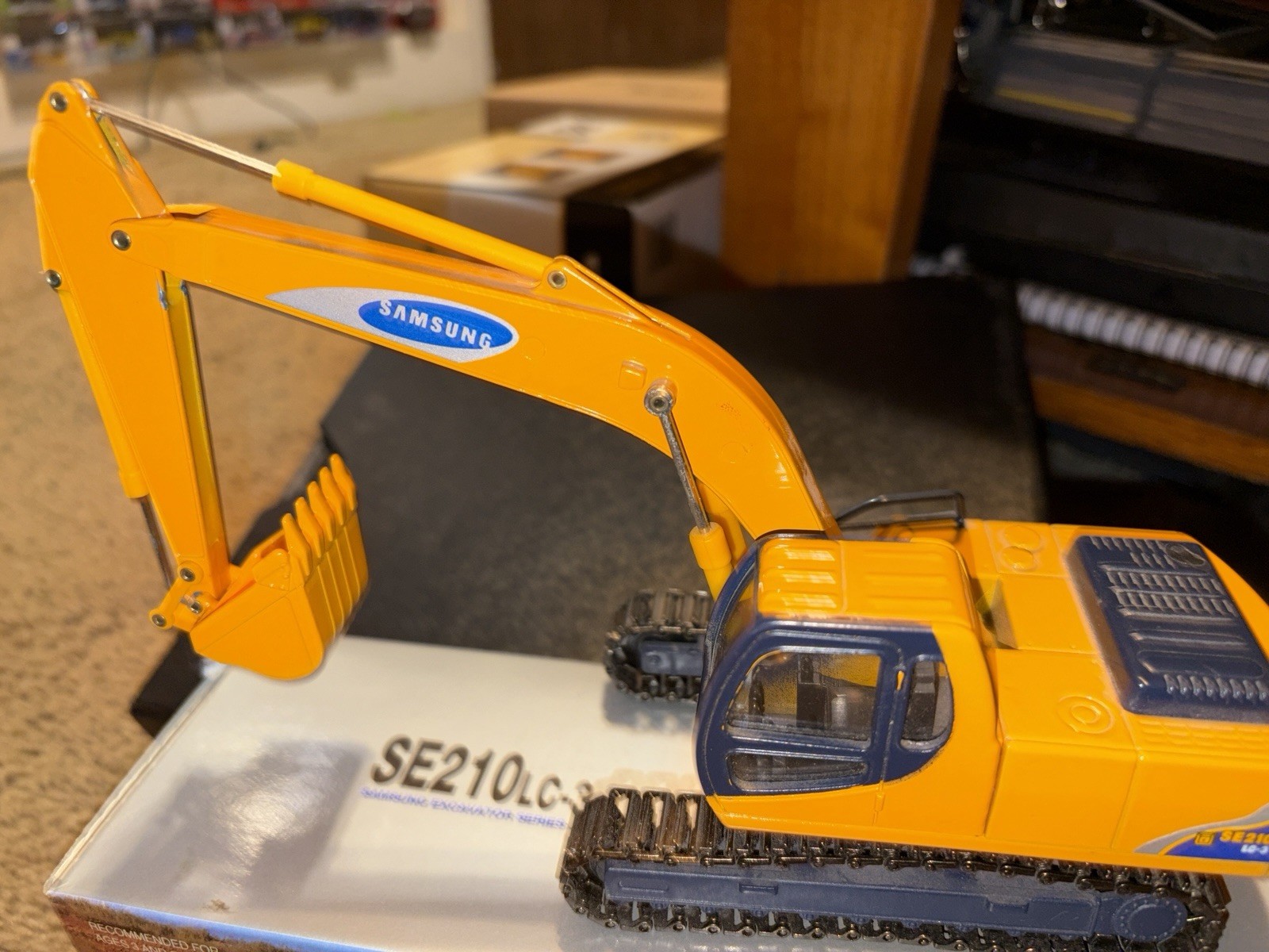 1:40 Samsung SE210 LC-3 Diecast Excavator By Clover Production