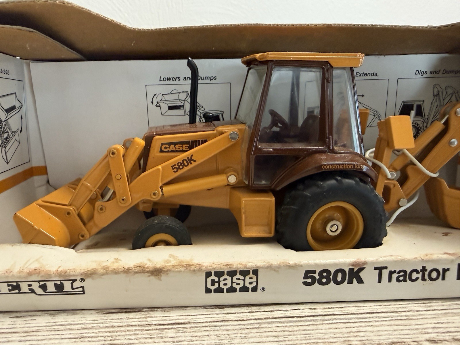 ERTL – CASE 580K FRONT END LOADER / BACKHOE – 1/32 DIECAST