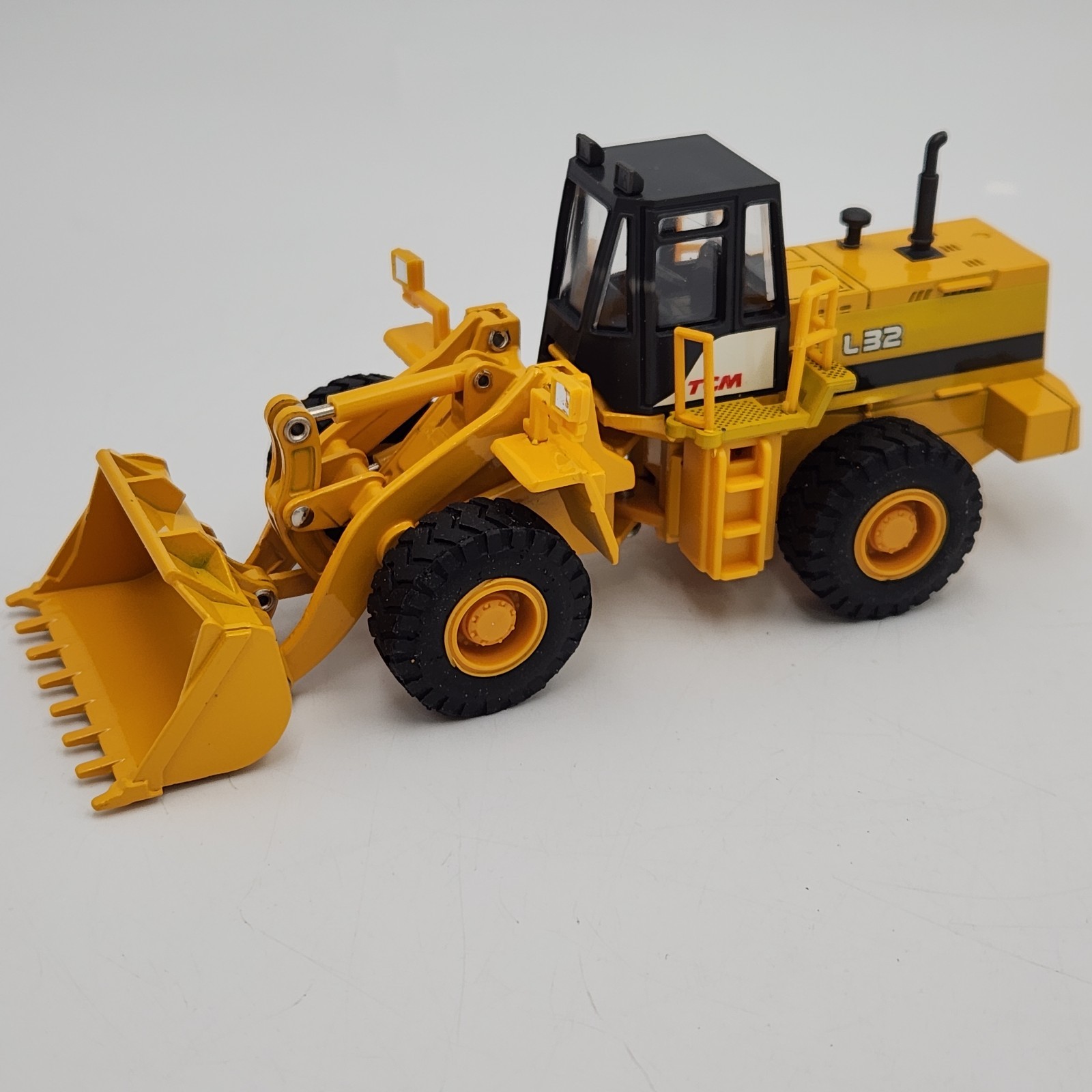 TCM L32 Wheel Loader 1:50 Scale Diecast Construction Model Japan W/Original Box