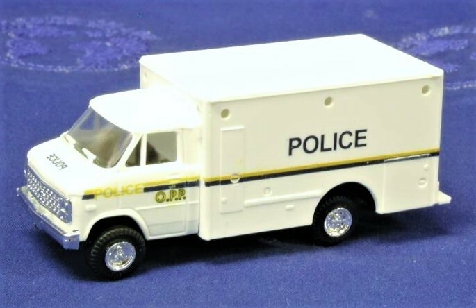 Trident 90318 Ontario Police Maxi-Van w/Detail Parts 1/87 HO Scale (plastic) MIB