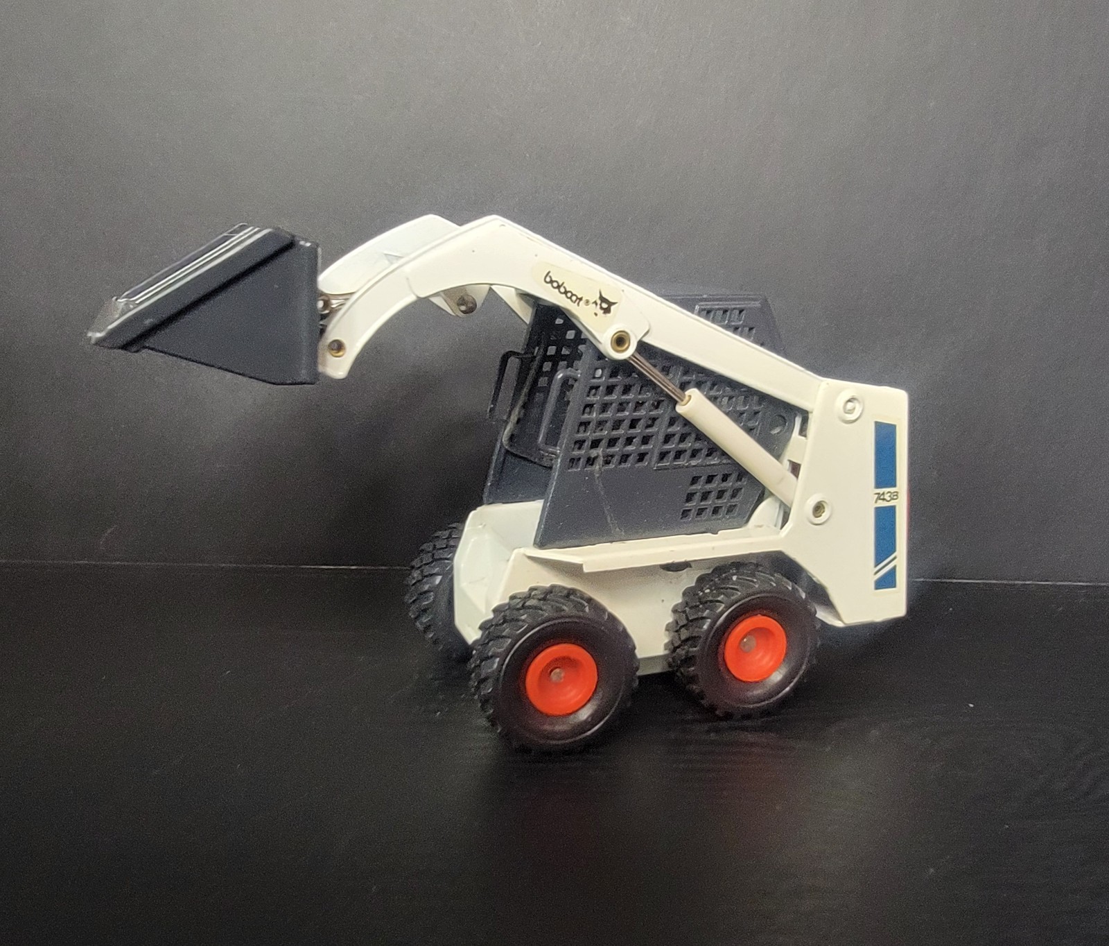 Bobcat 743B Skid-Steer Loader Clover 1:19 Scale Model