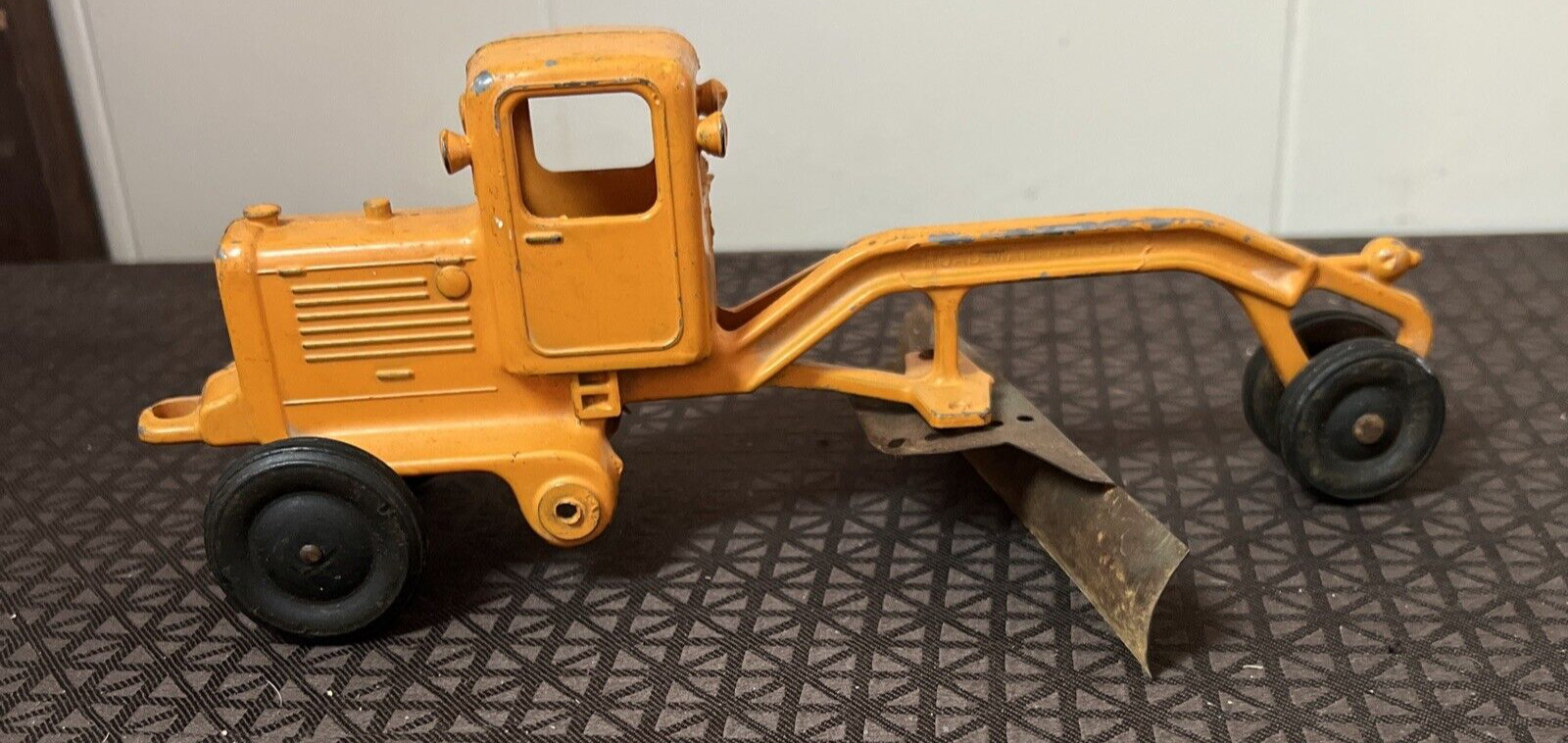 Vintage Slik-Toy Metal Road Grader Scraper Tractor Rusted & Missing Wheels
