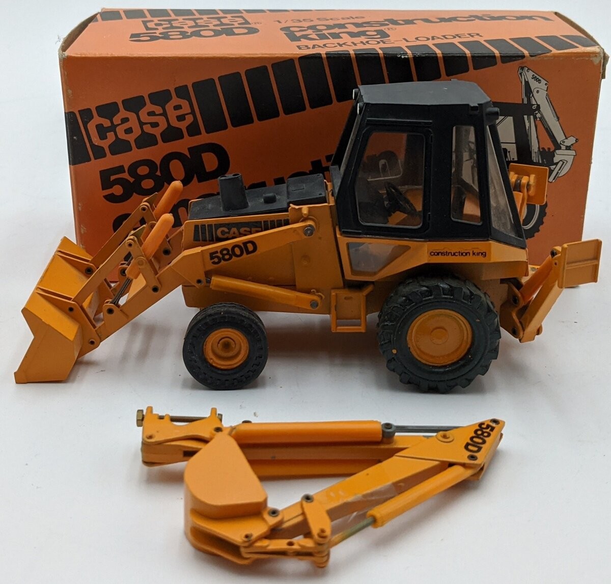 Conrad 2931 1:35 580D Construction King Backhoe/Loader NIB