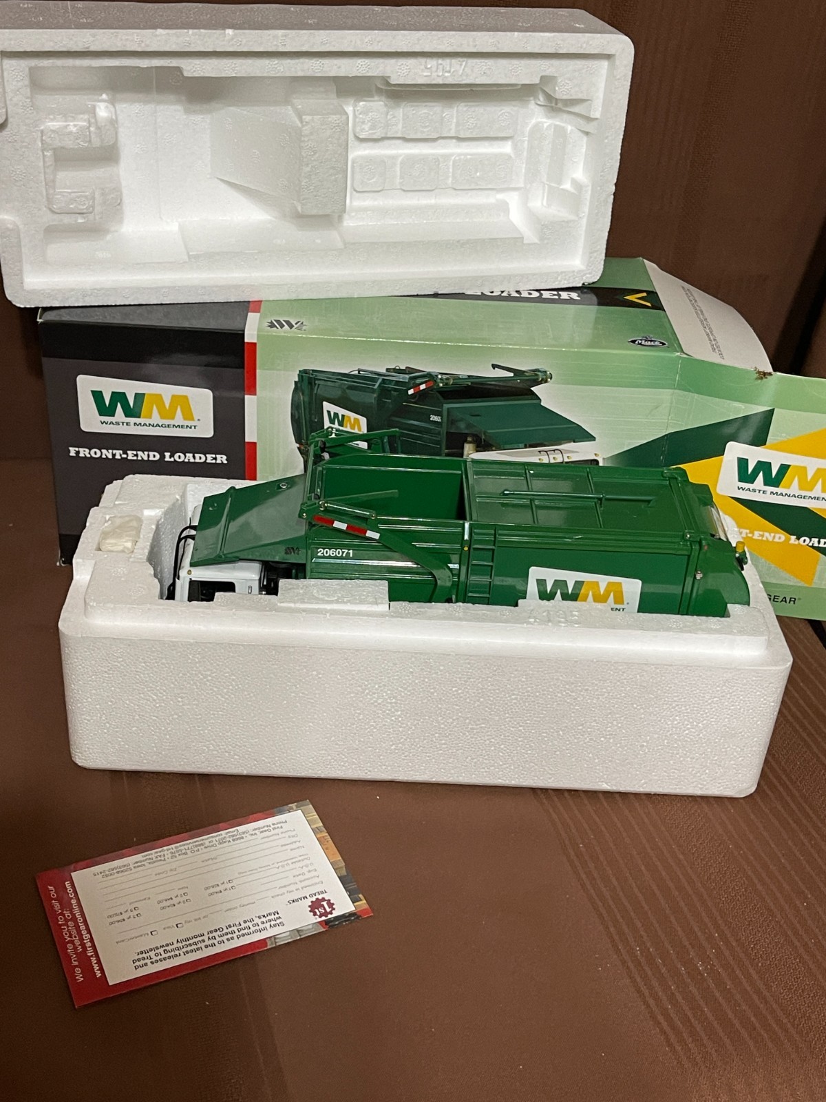 Front End Loader Mack First Gear Waste Management 19-2924 Scale 1:34