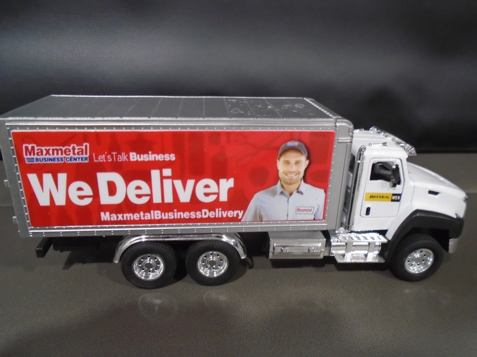 8″ LONG MAXMETAL TRI AXLE DELIVERY TRUCK WITH LIGHTS AND SOUND