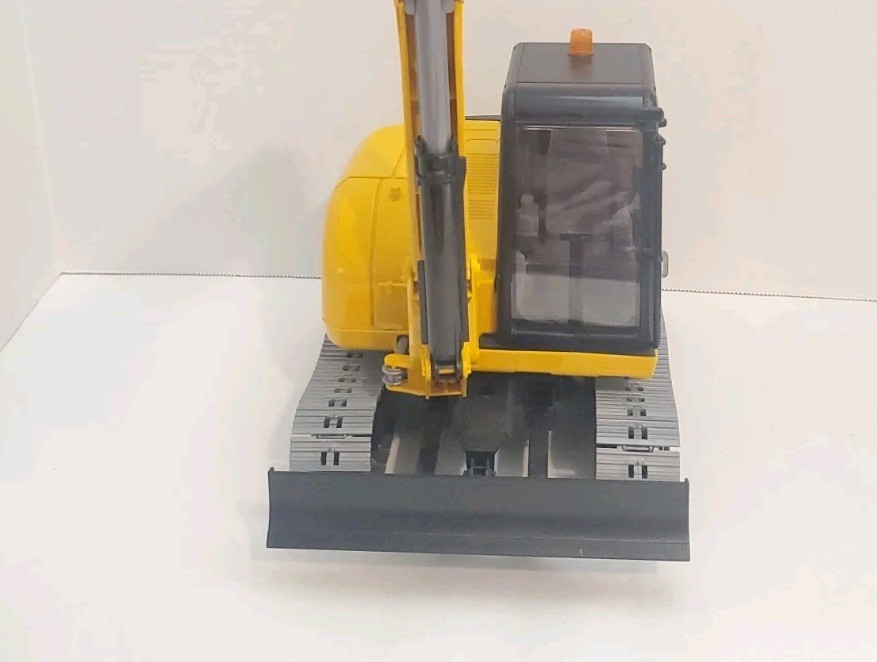 2014 Bruder 2337/01 CAT Caterpillar Excavator Construction Vehicle Plastic