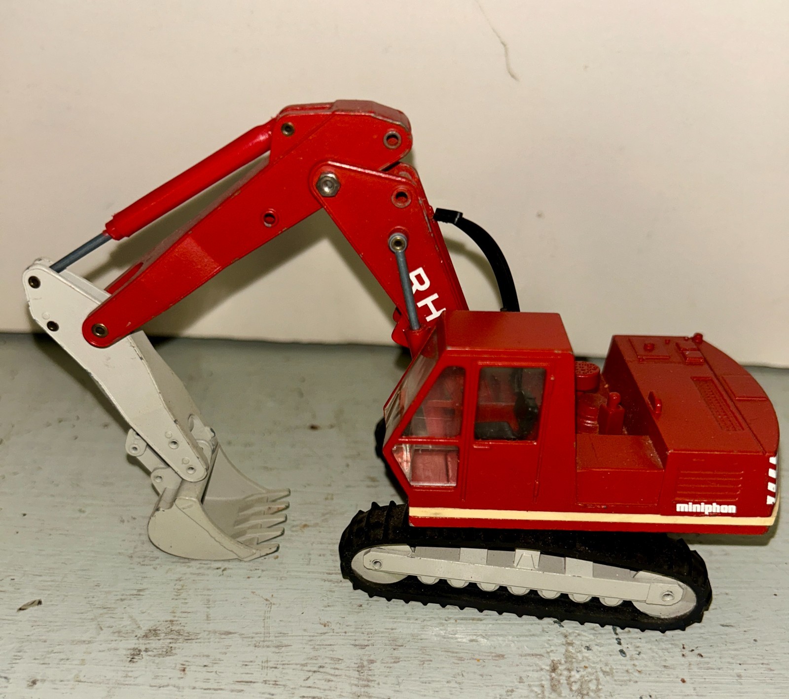 Conrad 2770.1 1:50 Scale Red / Gray O&K RH 9 Crawler Excavator Diecast Metal