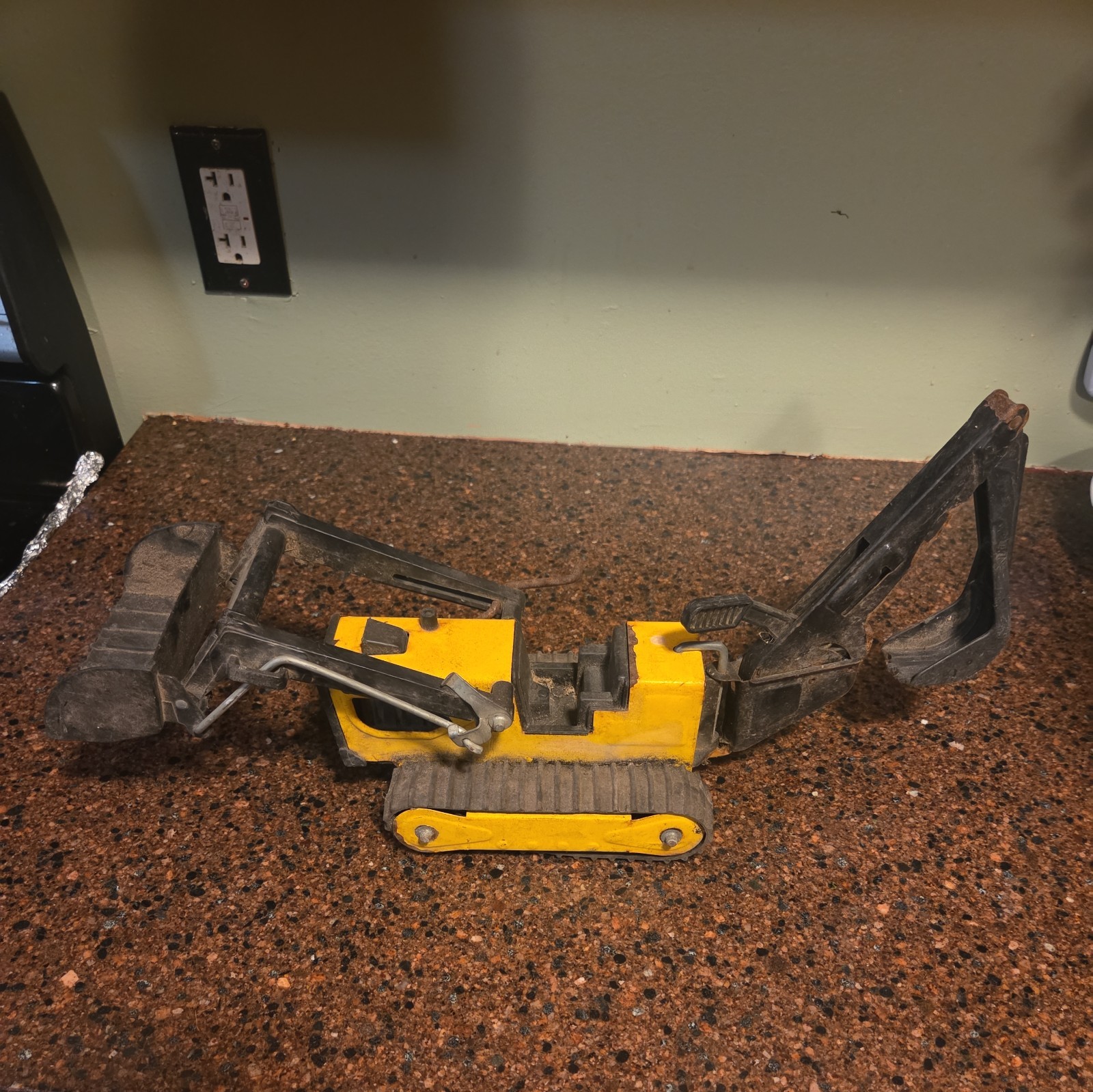 Tonka 810659 Diecast Track Bulldozer and Backhoe