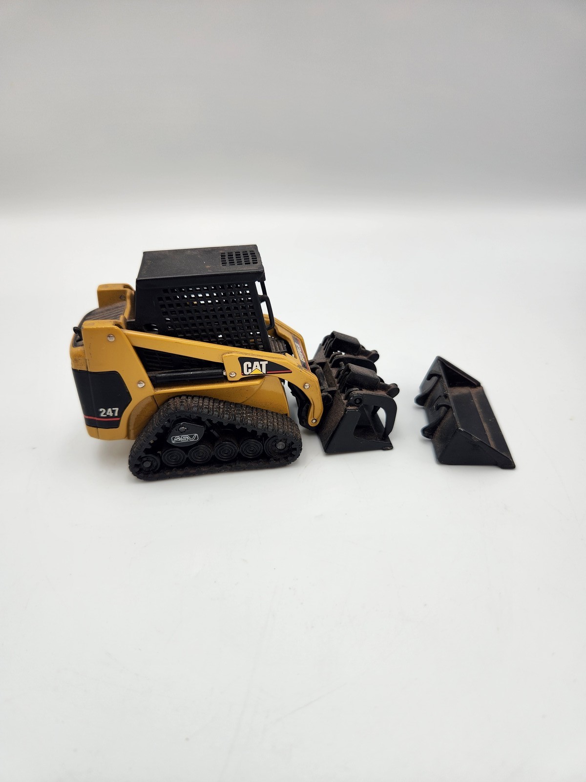 CAT Caterpillar 247 Skid Steer Loader Diecast Toy Norscot with 2 Attachments C7