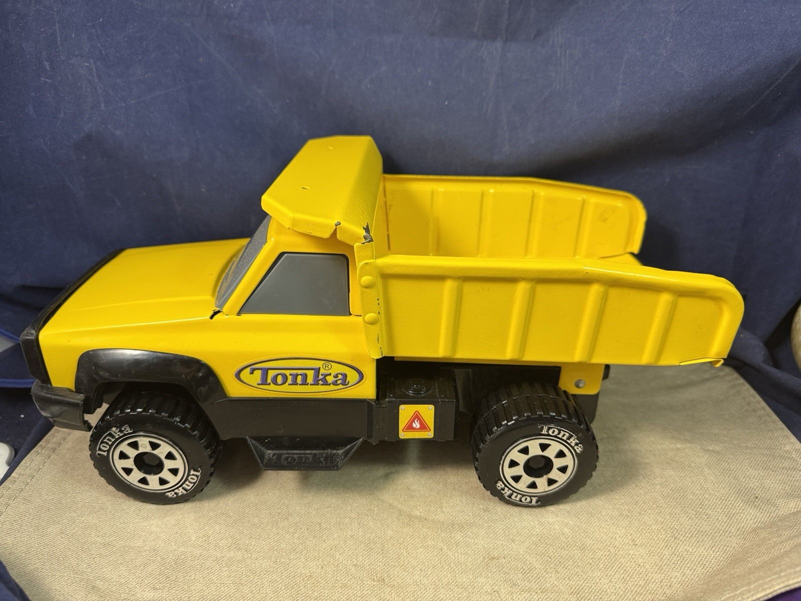 Tonka Construction Dump Truck Vehicle Yellow and Black 2012 Hasbro