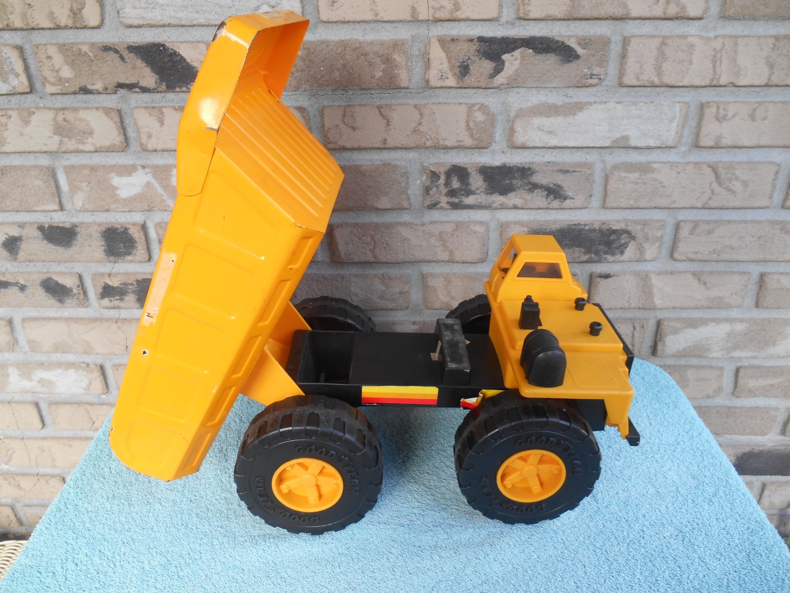VINTAGE 1998 ROAD CHAMPS REMCO TUFF ONES LARGE METAL DUMP TRUCK. 9″ TALL.