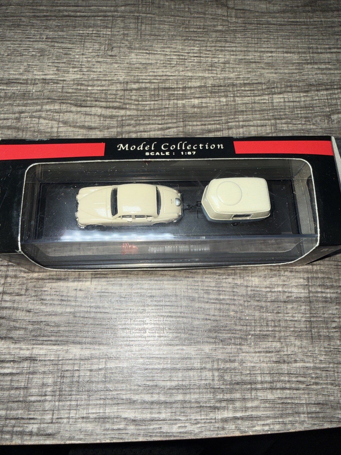 Malibu Model Collection Die-Cast #06009 Jaguar MKII with Caravan NIB