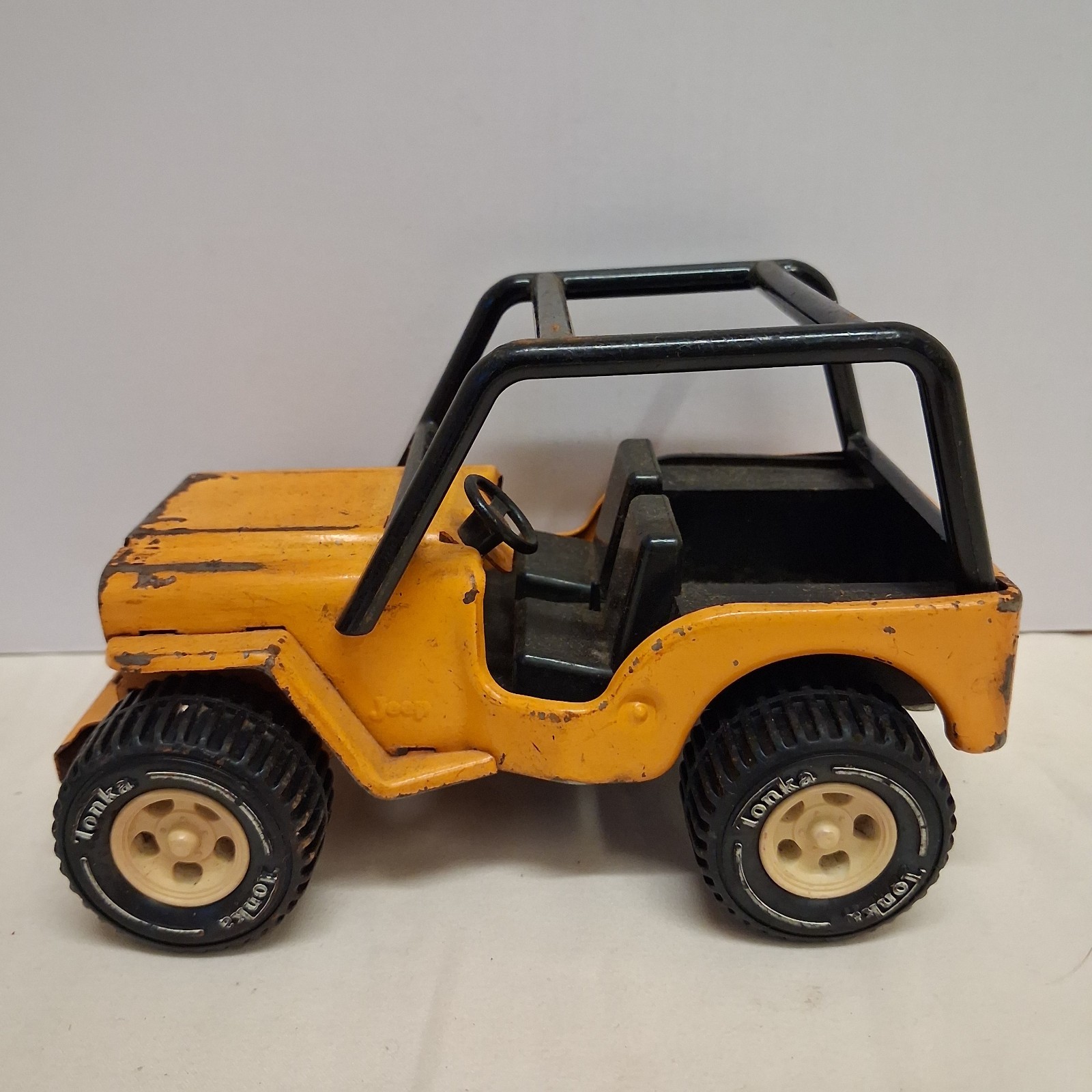 Vintage Tonka 6″ Yellow Jeep Pressed Steel Toy Truck With Trailer