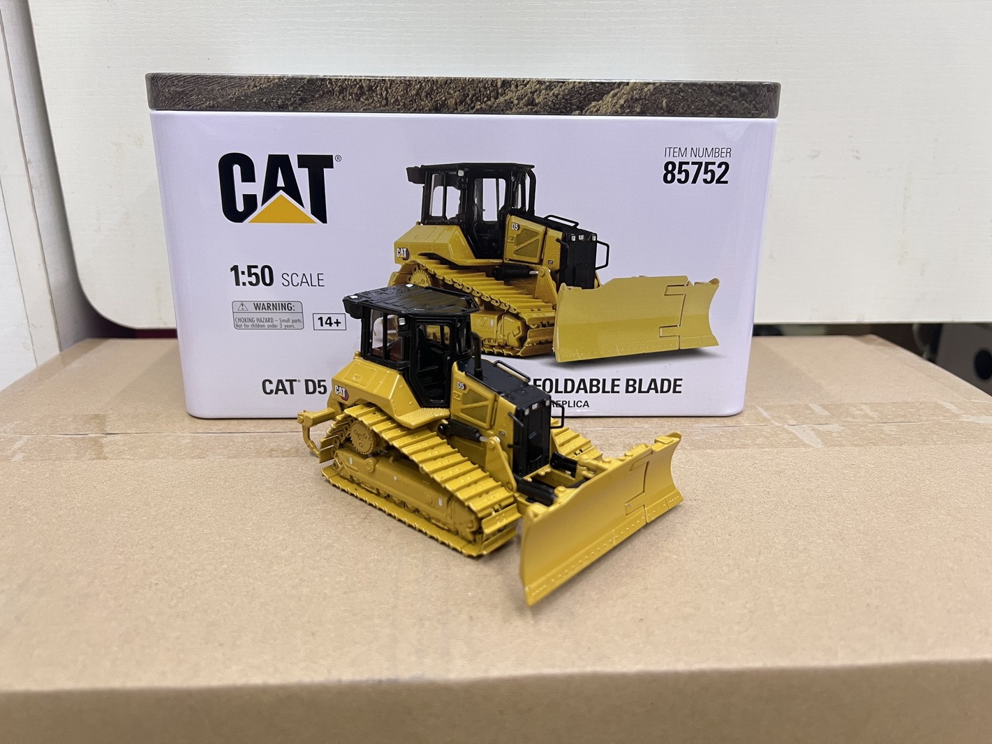 DM 1/50 Scale Cat D5 LGP VPAT Dozer with Foldable Blade Diecast Model 85752